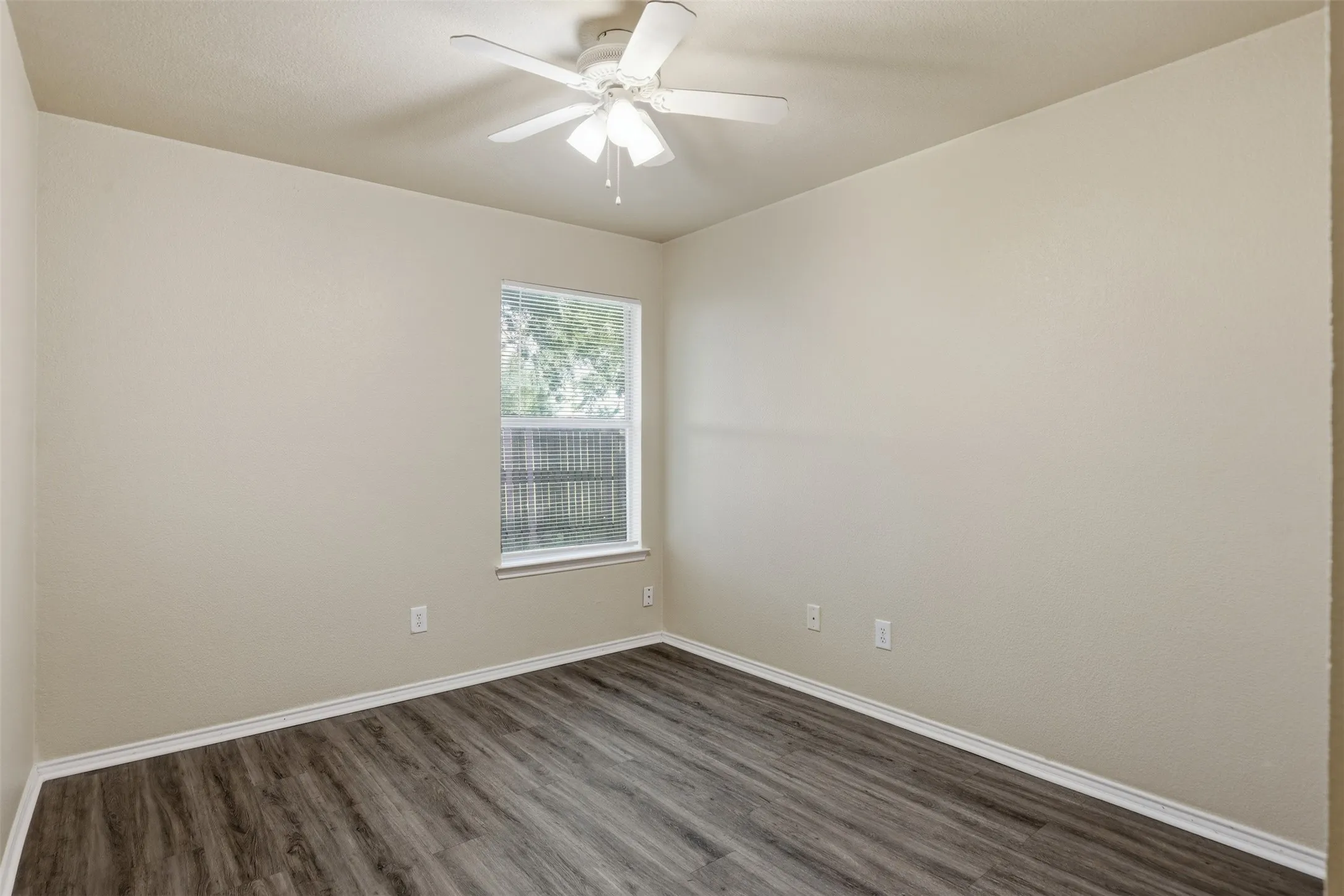Single Family Residence For Sale in Tarrant County , 1452 Pine Lane, Fort Worth, Texas 76140, 3 Bedroom, 2 Bathroom, 1 Garage spaces, 1,098 Sqft, built in 2004, mls#21289127, Real Estate Agent in Fort Worth, Homes For Sale in Tarrant county, Homes For Sale in Fort Worth, Realtor in Fort Worth Texas, Real Estate Brokerage Independent Realty Texas, Luminita Cordes Realtor