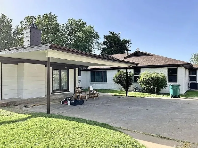Single Family Residence For Sale in Hardeman County , 805 W 3rd Street, Quanah, Texas 79252, 4 Bedroom, 3 Bathroom, Garage spaces, 2,605 Sqft, built in 1954, mls#21289974, Real Estate Agent in Quanah, Homes For Sale in Hardeman county, Homes For Sale in Quanah, Realtor in Quanah Texas, Real Estate Brokerage Independent Realty Texas, Luminita Cordes Realtor