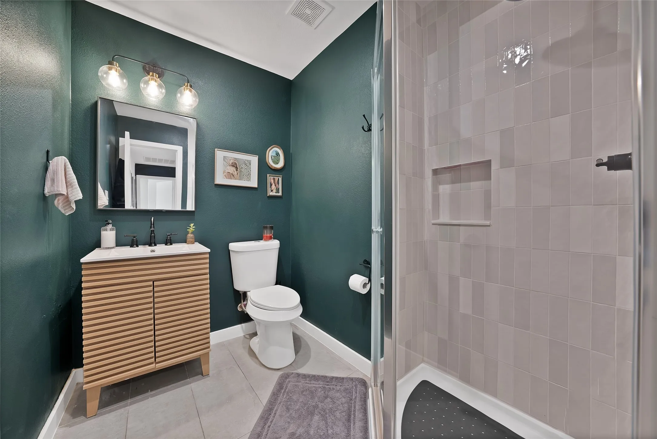 Single Family Residence For Sale in Dallas County , 533 Fairview Drive, Richardson, Texas 75081, 3 Bedroom, 2 Bathroom, 1 Garage spaces, 1,260 Sqft, built in 1960, mls#21287239, Real Estate Agent in Richardson, Homes For Sale in Dallas county, Homes For Sale in Richardson, Realtor in Richardson Texas, Real Estate Brokerage Independent Realty Texas, Luminita Cordes Realtor