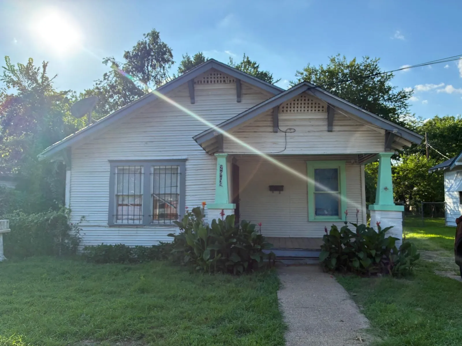 Single Family Residence For Sale in Dallas County , 2909 Lenway Street, Dallas, Texas 75215, 2 Bedroom, 1 Bathroom, Garage spaces, 836 Sqft, built in 1925, mls#21290051, Real Estate Agent in Dallas, Homes For Sale in Dallas county, Homes For Sale in Dallas, Realtor in Dallas Texas, Real Estate Brokerage Independent Realty Texas, Luminita Cordes Realtor