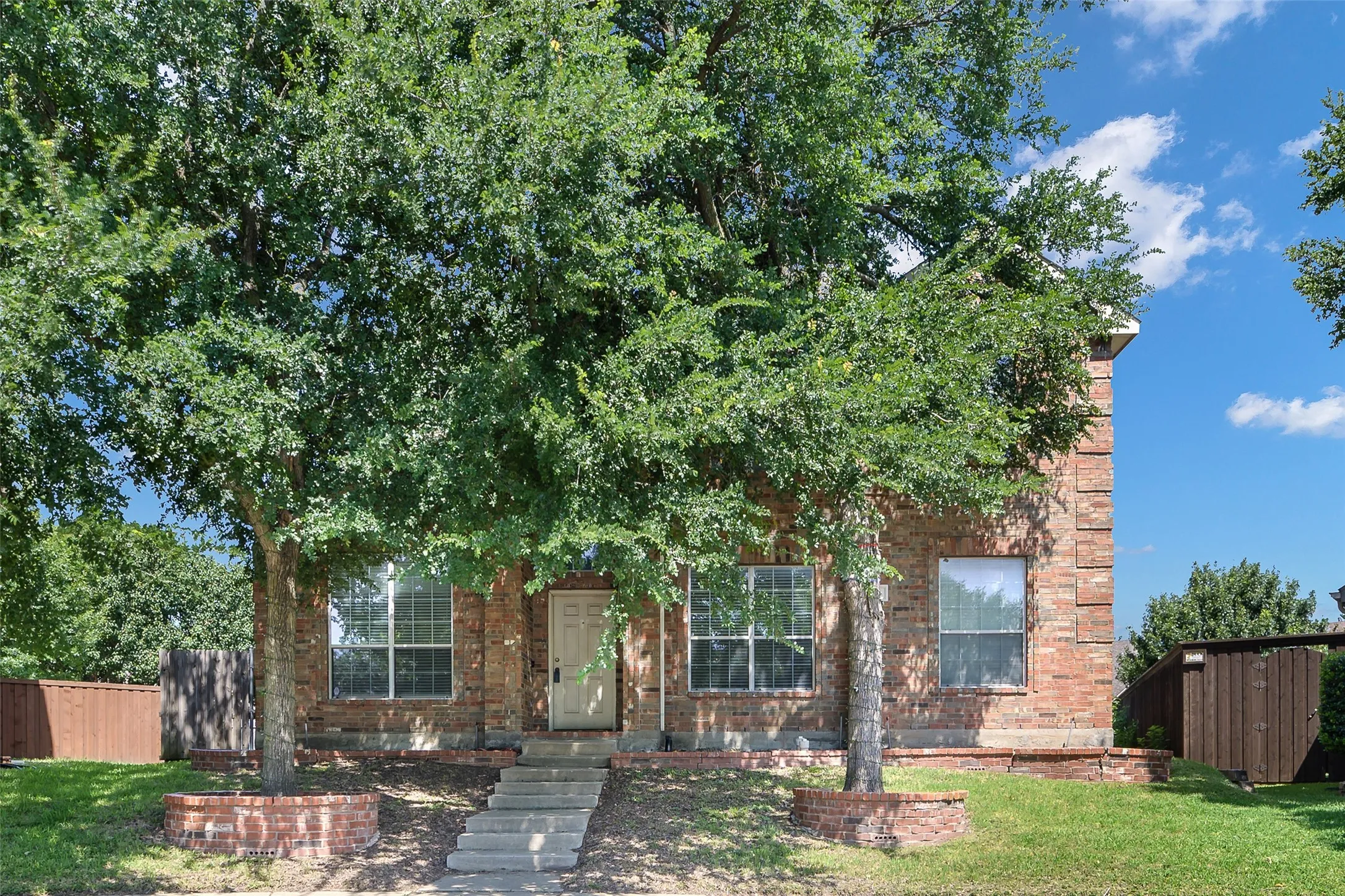 Single Family Residence For Sale in Collin County , 211 Mineral Springs Drive, Allen, Texas 75002, 4 Bedroom, 3 Bathroom, 3 Garage spaces, 2,617 Sqft, built in 2003, mls#21289000, Real Estate Agent in Allen, Homes For Sale in Collin county, Homes For Sale in Allen, Realtor in Allen Texas, Real Estate Brokerage Independent Realty Texas, Luminita Cordes Realtor