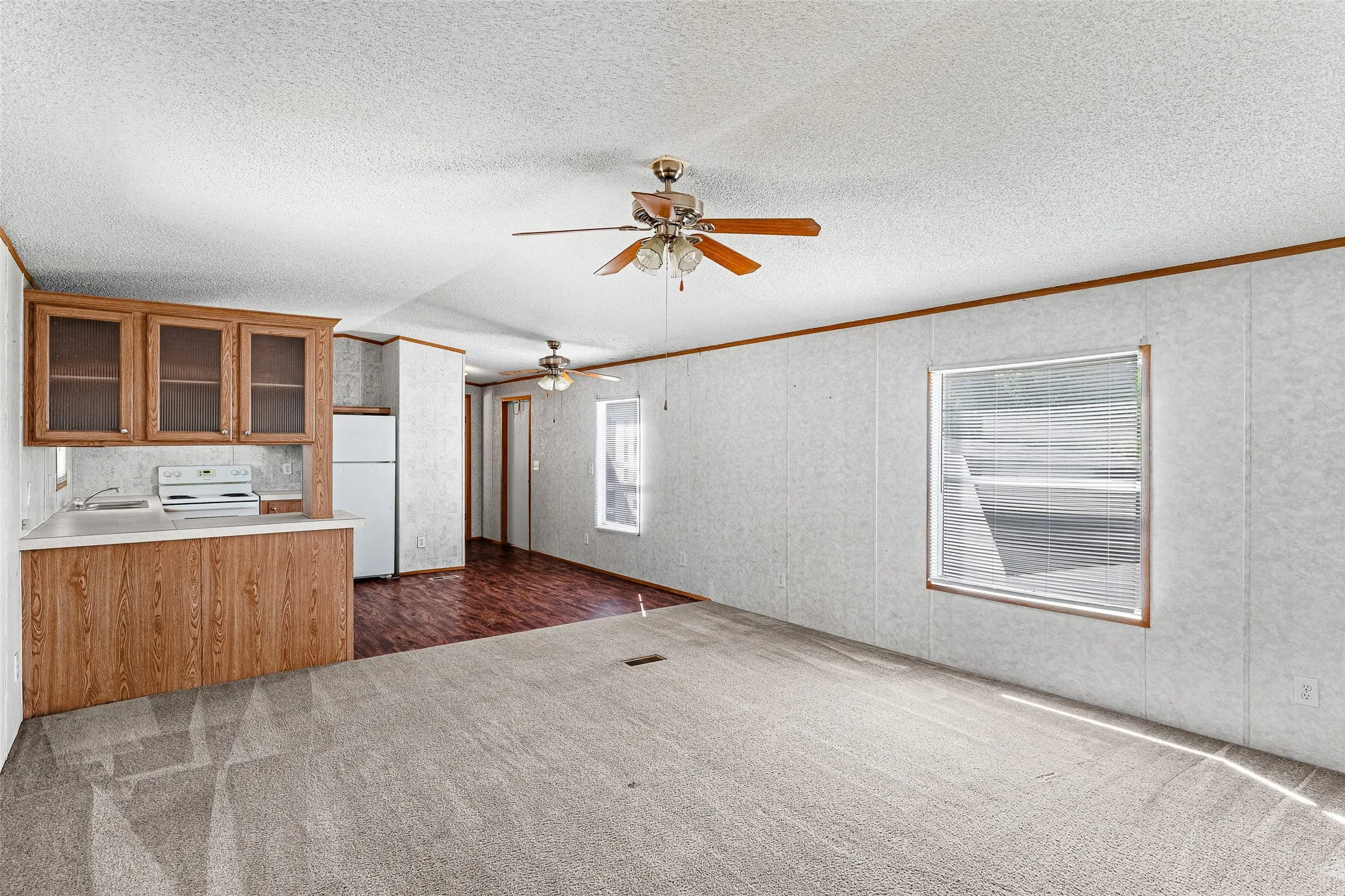 Mobile Home For Sale in Hood County , 1321 Phoenix Court, Granbury, Texas 76048, 3 Bedroom, 2 Bathroom, Garage spaces, 1,280 Sqft, built in 2006, mls#21289988, Real Estate Agent in Granbury, Homes For Sale in Hood county, Homes For Sale in Granbury, Realtor in Granbury Texas, Real Estate Brokerage Independent Realty Texas, Luminita Cordes Realtor