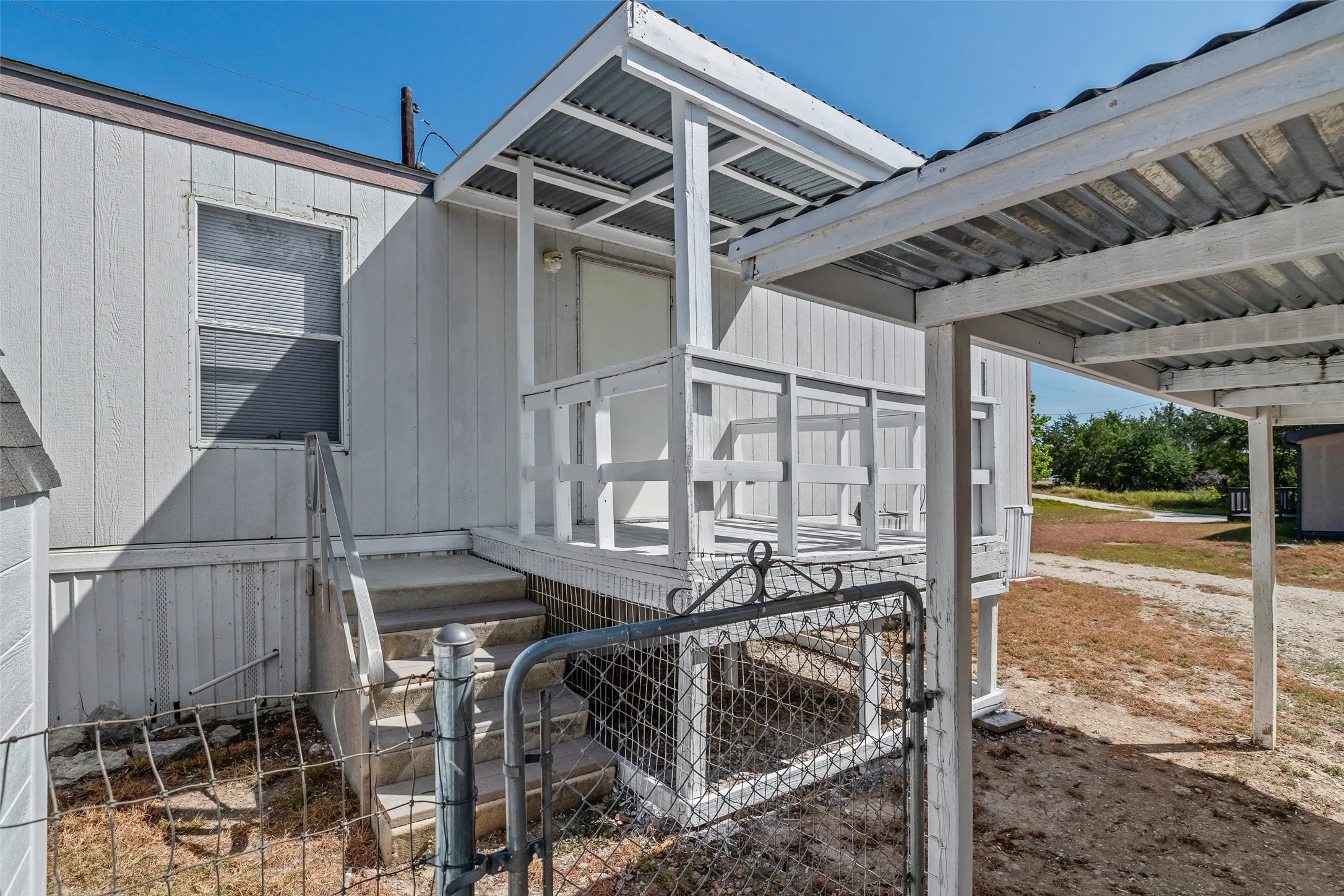 Mobile Home For Sale in Hood County , 1321 Phoenix Court, Granbury, Texas 76048, 3 Bedroom, 2 Bathroom, Garage spaces, 1,280 Sqft, built in 2006, mls#21289988, Real Estate Agent in Granbury, Homes For Sale in Hood county, Homes For Sale in Granbury, Realtor in Granbury Texas, Real Estate Brokerage Independent Realty Texas, Luminita Cordes Realtor