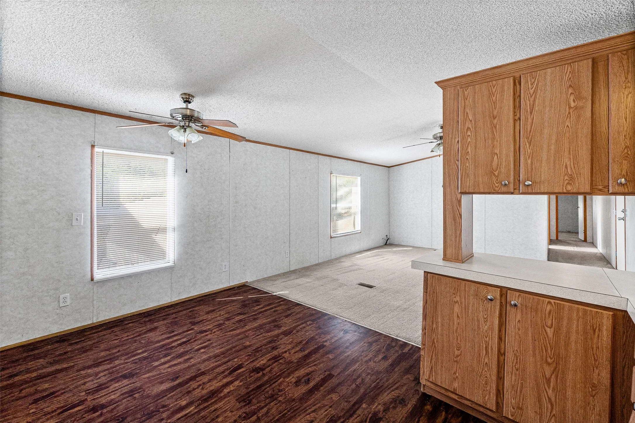 Mobile Home For Sale in Hood County , 1321 Phoenix Court, Granbury, Texas 76048, 3 Bedroom, 2 Bathroom, Garage spaces, 1,280 Sqft, built in 2006, mls#21289988, Real Estate Agent in Granbury, Homes For Sale in Hood county, Homes For Sale in Granbury, Realtor in Granbury Texas, Real Estate Brokerage Independent Realty Texas, Luminita Cordes Realtor