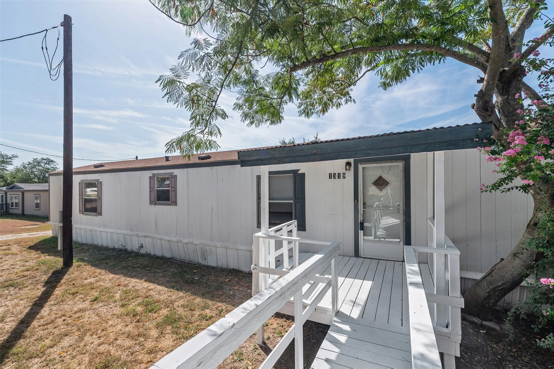 Mobile Home For Sale in Hood County , 1321 Phoenix Court, Granbury, Texas 76048, 3 Bedroom, 2 Bathroom, Garage spaces, 1,280 Sqft, built in 2006, mls#21289988, Real Estate Agent in Granbury, Homes For Sale in Hood county, Homes For Sale in Granbury, Realtor in Granbury Texas, Real Estate Brokerage Independent Realty Texas, Luminita Cordes Realtor