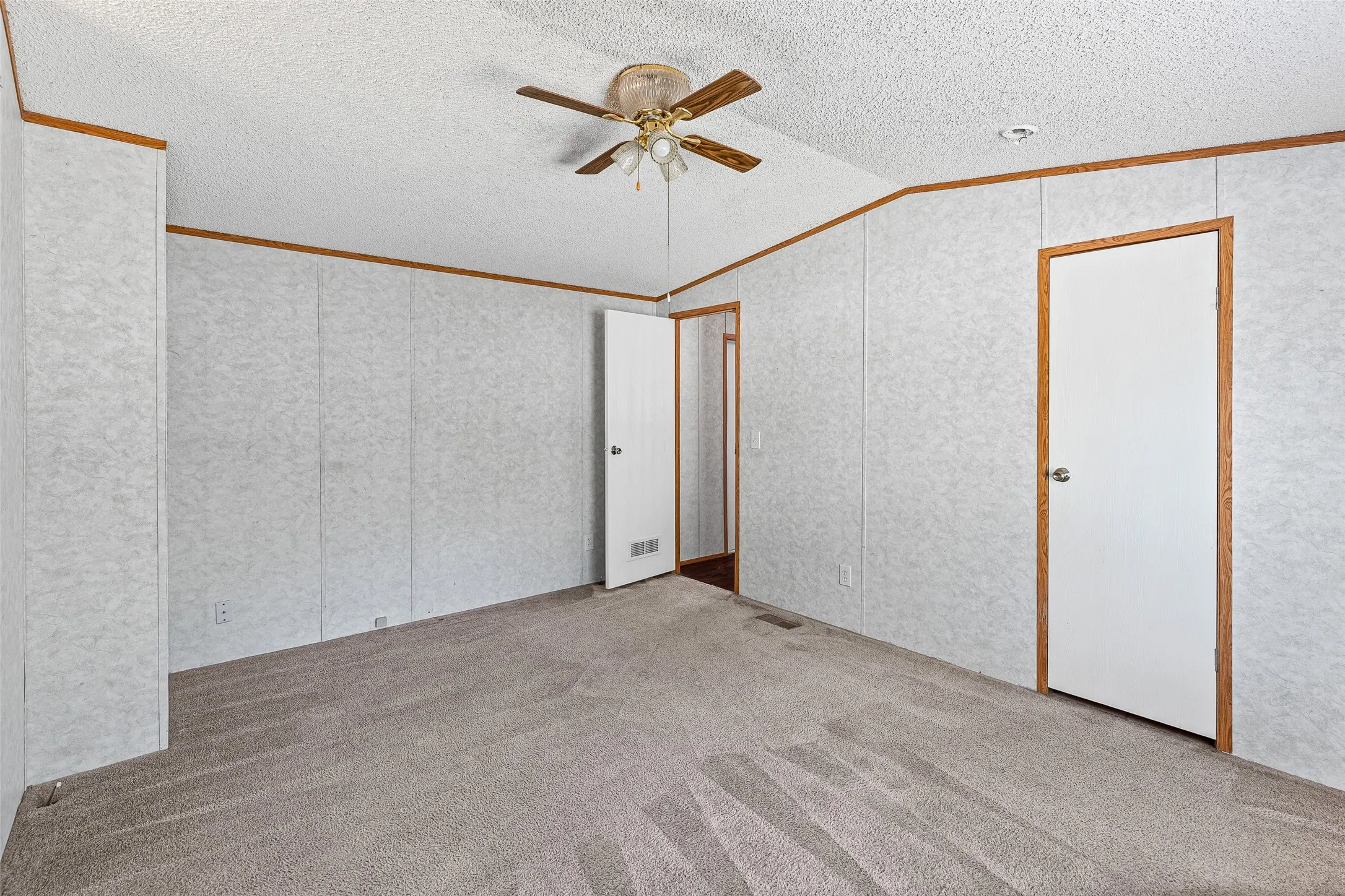 Mobile Home For Sale in Hood County , 1321 Phoenix Court, Granbury, Texas 76048, 3 Bedroom, 2 Bathroom, Garage spaces, 1,280 Sqft, built in 2006, mls#21289988, Real Estate Agent in Granbury, Homes For Sale in Hood county, Homes For Sale in Granbury, Realtor in Granbury Texas, Real Estate Brokerage Independent Realty Texas, Luminita Cordes Realtor