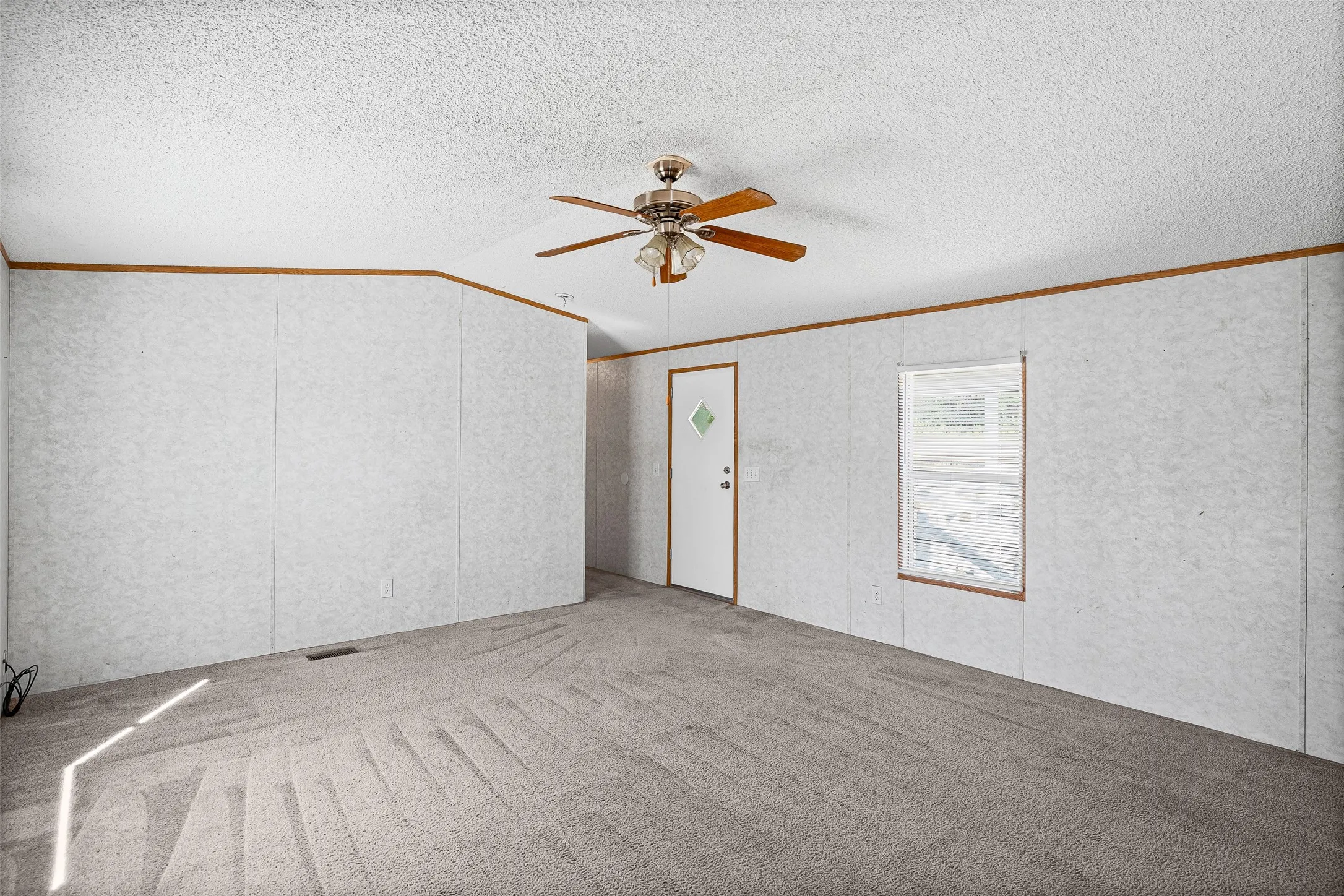 Mobile Home For Sale in Hood County , 1321 Phoenix Court, Granbury, Texas 76048, 3 Bedroom, 2 Bathroom, Garage spaces, 1,280 Sqft, built in 2006, mls#21289988, Real Estate Agent in Granbury, Homes For Sale in Hood county, Homes For Sale in Granbury, Realtor in Granbury Texas, Real Estate Brokerage Independent Realty Texas, Luminita Cordes Realtor
