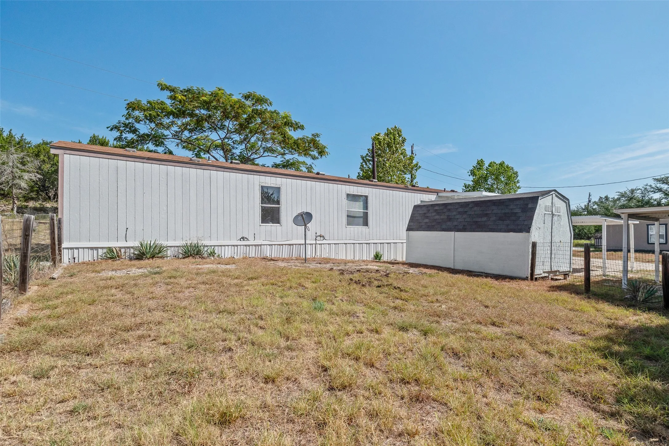 Mobile Home For Sale in Hood County , 1321 Phoenix Court, Granbury, Texas 76048, 3 Bedroom, 2 Bathroom, Garage spaces, 1,280 Sqft, built in 2006, mls#21289988, Real Estate Agent in Granbury, Homes For Sale in Hood county, Homes For Sale in Granbury, Realtor in Granbury Texas, Real Estate Brokerage Independent Realty Texas, Luminita Cordes Realtor