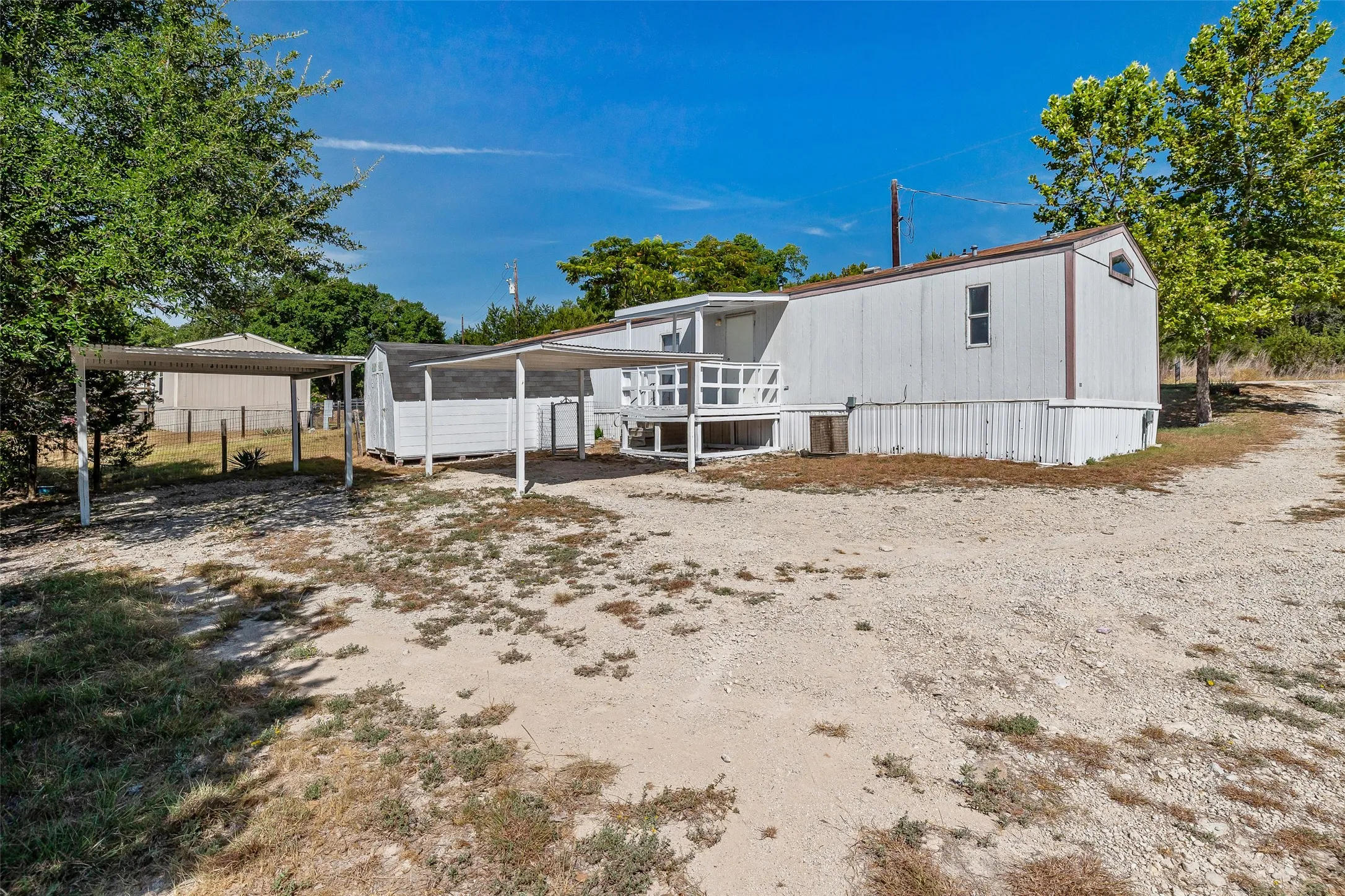 Mobile Home For Sale in Hood County , 1321 Phoenix Court, Granbury, Texas 76048, 3 Bedroom, 2 Bathroom, Garage spaces, 1,280 Sqft, built in 2006, mls#21289988, Real Estate Agent in Granbury, Homes For Sale in Hood county, Homes For Sale in Granbury, Realtor in Granbury Texas, Real Estate Brokerage Independent Realty Texas, Luminita Cordes Realtor