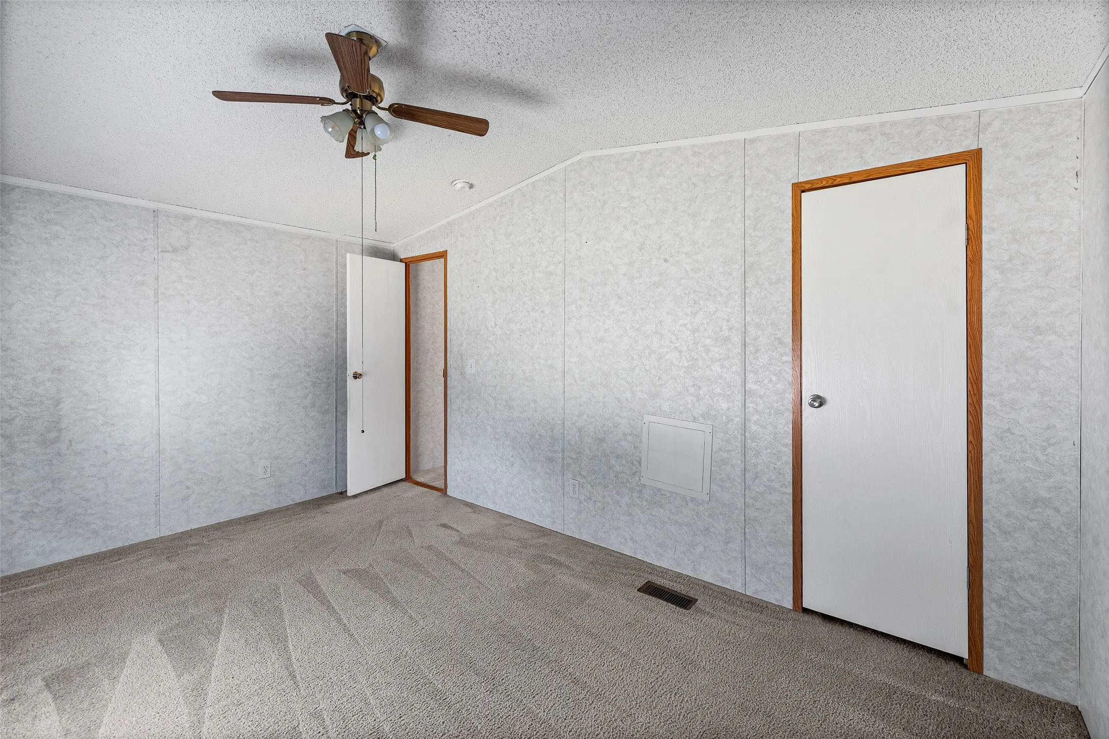 Mobile Home For Sale in Hood County , 1321 Phoenix Court, Granbury, Texas 76048, 3 Bedroom, 2 Bathroom, Garage spaces, 1,280 Sqft, built in 2006, mls#21289988, Real Estate Agent in Granbury, Homes For Sale in Hood county, Homes For Sale in Granbury, Realtor in Granbury Texas, Real Estate Brokerage Independent Realty Texas, Luminita Cordes Realtor