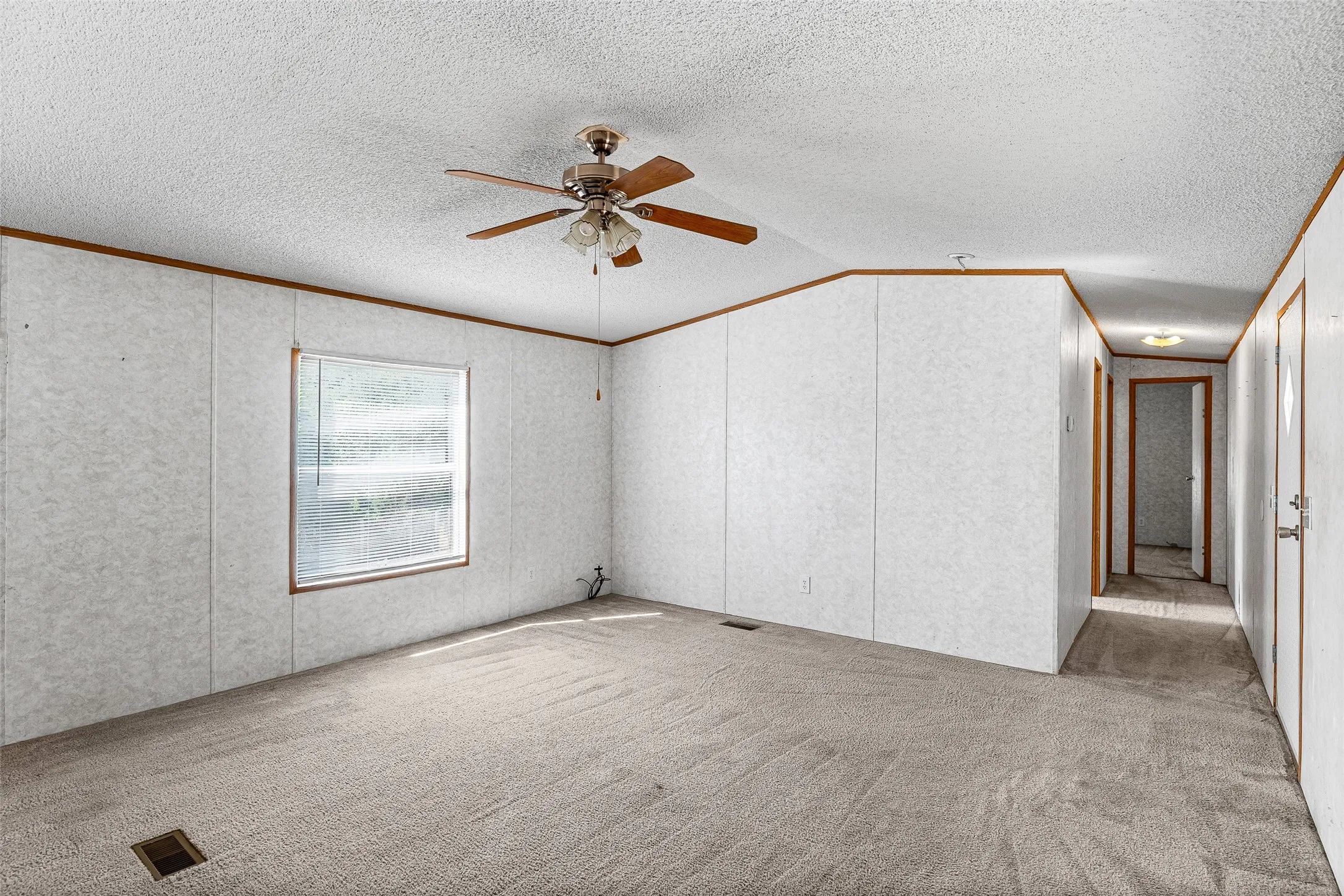 Mobile Home For Sale in Hood County , 1321 Phoenix Court, Granbury, Texas 76048, 3 Bedroom, 2 Bathroom, Garage spaces, 1,280 Sqft, built in 2006, mls#21289988, Real Estate Agent in Granbury, Homes For Sale in Hood county, Homes For Sale in Granbury, Realtor in Granbury Texas, Real Estate Brokerage Independent Realty Texas, Luminita Cordes Realtor