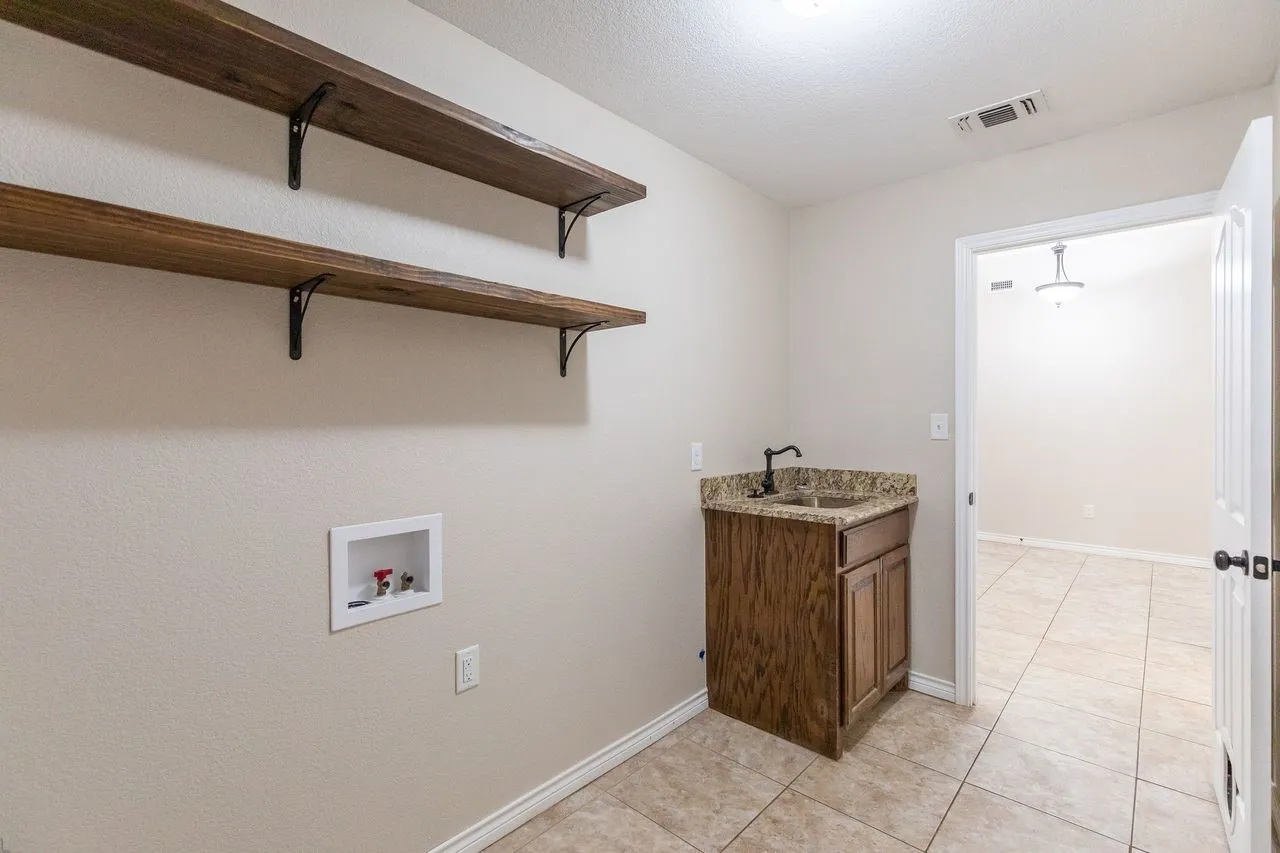 Single Family Residence For Rent in Taylor County , 1234 Briar Cliff Path, Abilene, Texas 79602, 4 Bedroom, 2 Bathroom, 2 Garage spaces, 1,801 Sqft, built in 2014, mls#21290065, Real Estate Agent in Abilene, Homes For Rent in Taylor county, Homes For Rent in Abilene, Realtor in Abilene Texas, Real Estate Brokerage Independent Realty Texas, Luminita Cordes Realtor