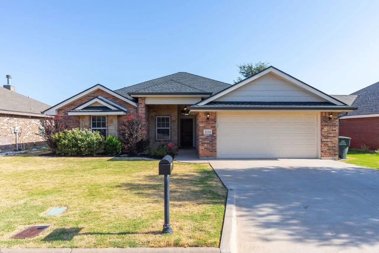 Single Family Residence For Rent in Taylor County , 1234 Briar Cliff Path, Abilene, Texas 79602, 4 Bedroom, 2 Bathroom, 2 Garage spaces, 1,801 Sqft, built in 2014, mls#21290065, Real Estate Agent in Abilene, Homes For Rent in Taylor county, Homes For Rent in Abilene, Realtor in Abilene Texas, Real Estate Brokerage Independent Realty Texas, Luminita Cordes Realtor
