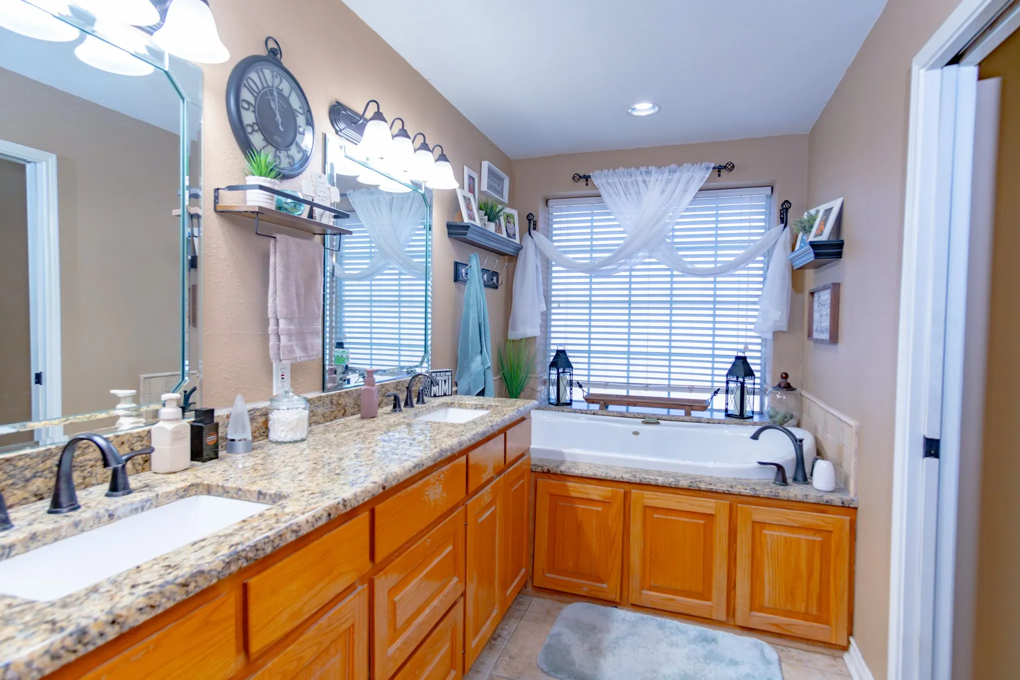 Single Family Residence For Sale in Grayson County , 733 Ridgeview Drive, Sherman, Texas 75090, 5 Bedroom, 4 Bathroom, 2 Garage spaces, 3,616 Sqft, built in 1998, mls#21288463, Real Estate Agent in Sherman, Homes For Sale in Grayson county, Homes For Sale in Sherman, Realtor in Sherman Texas, Real Estate Brokerage Independent Realty Texas, Luminita Cordes Realtor