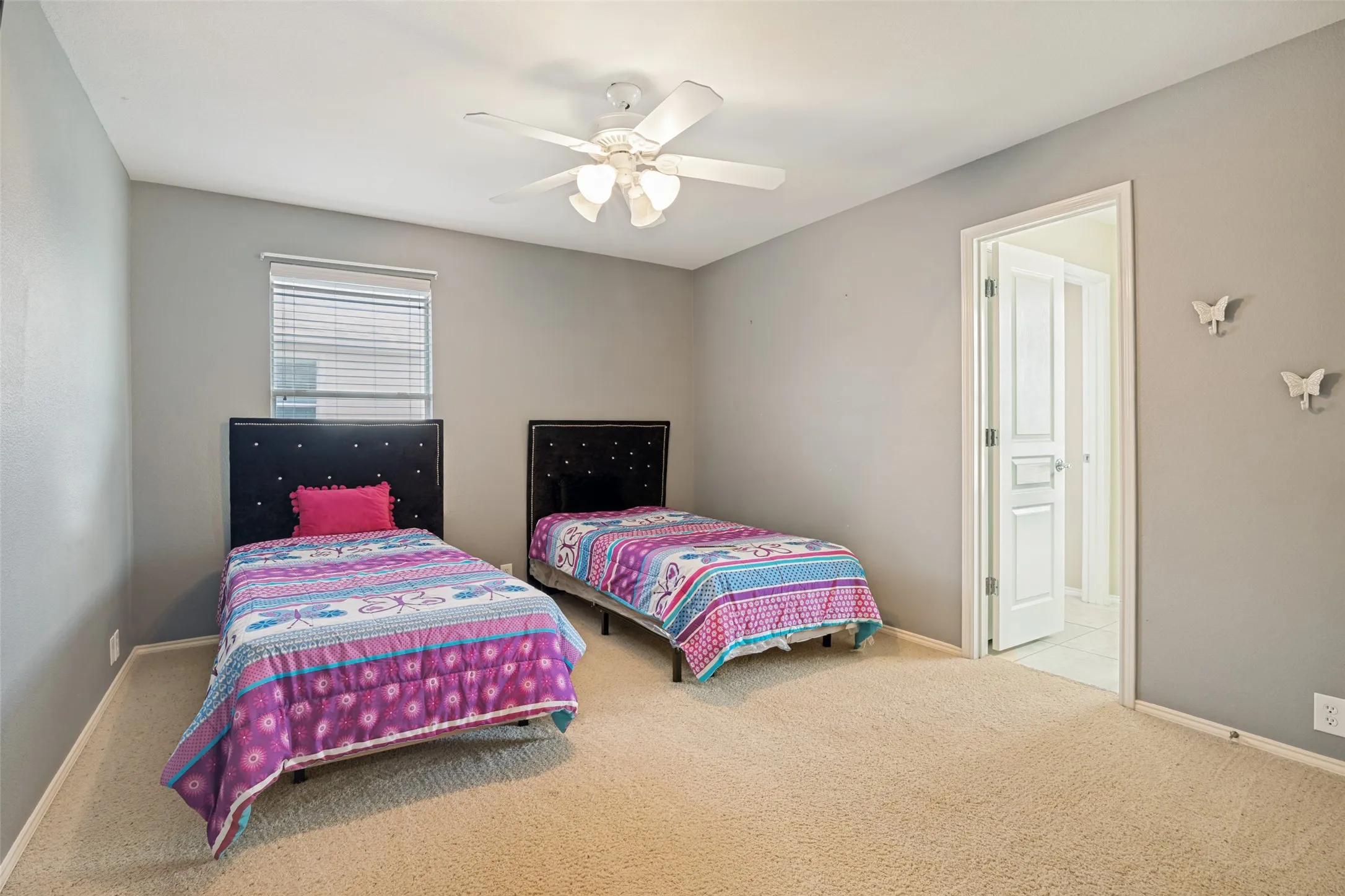 Secondary bedroom.