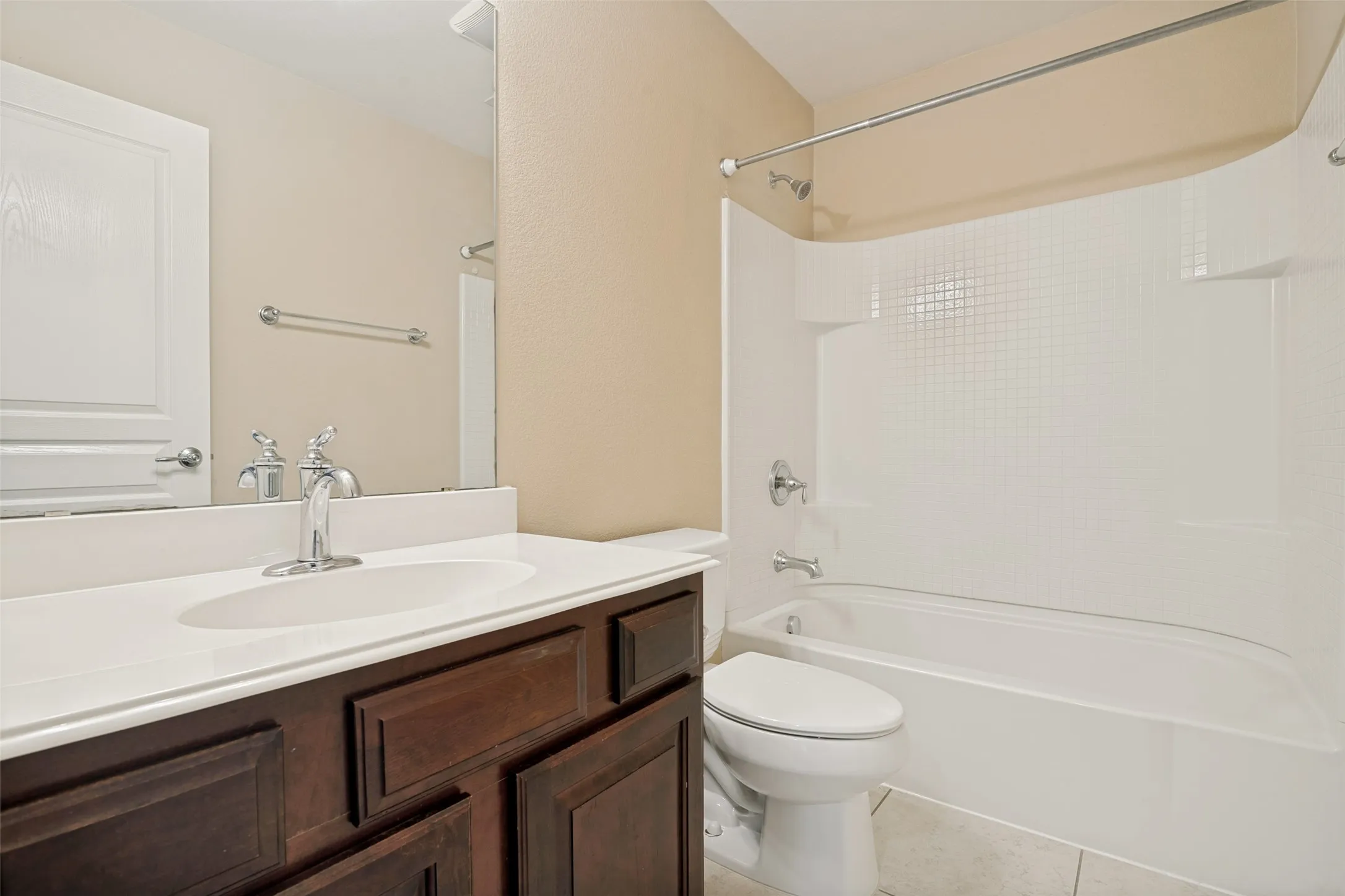 Secondary full bathroom.