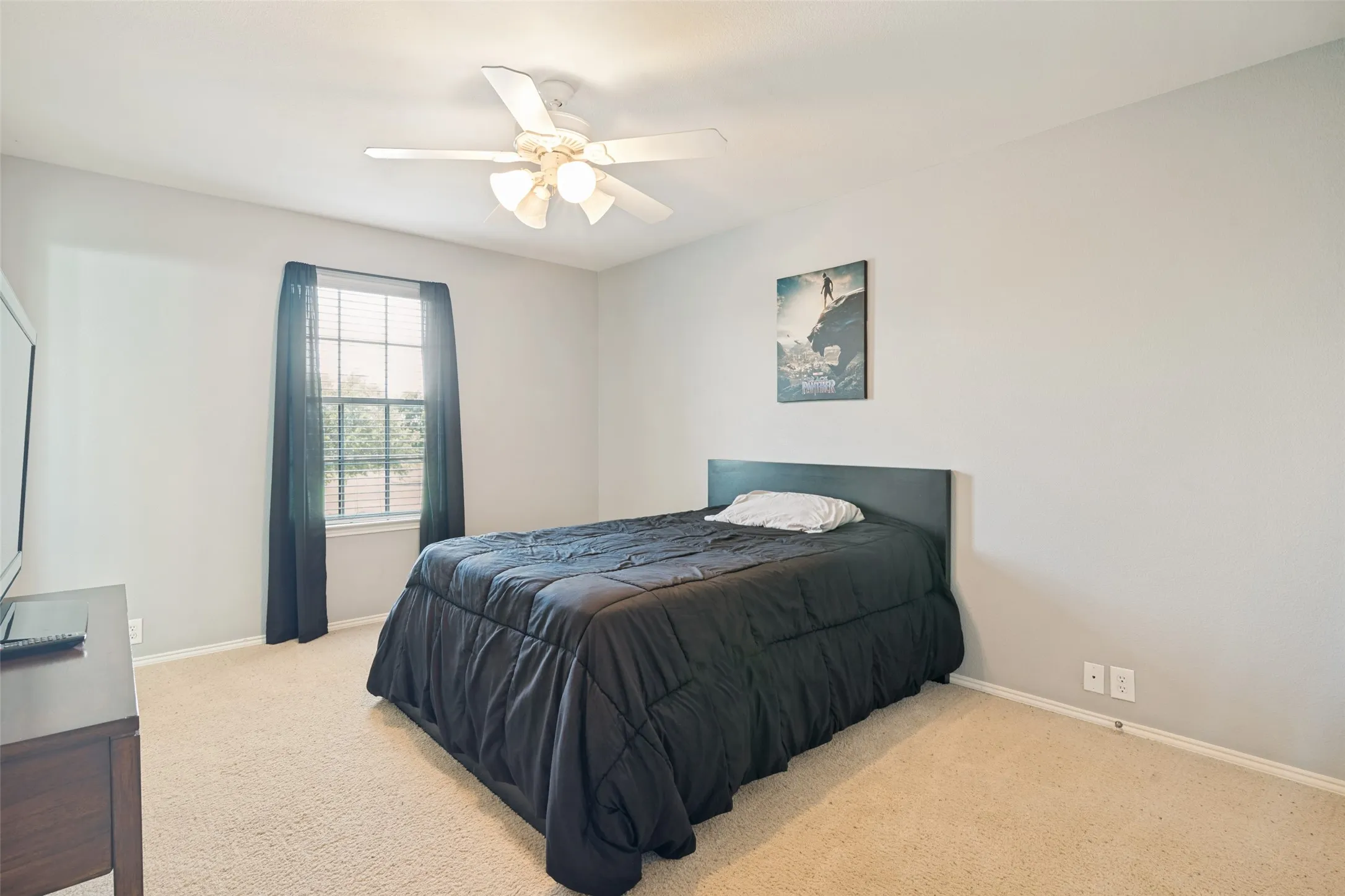 Secondary bedroom.