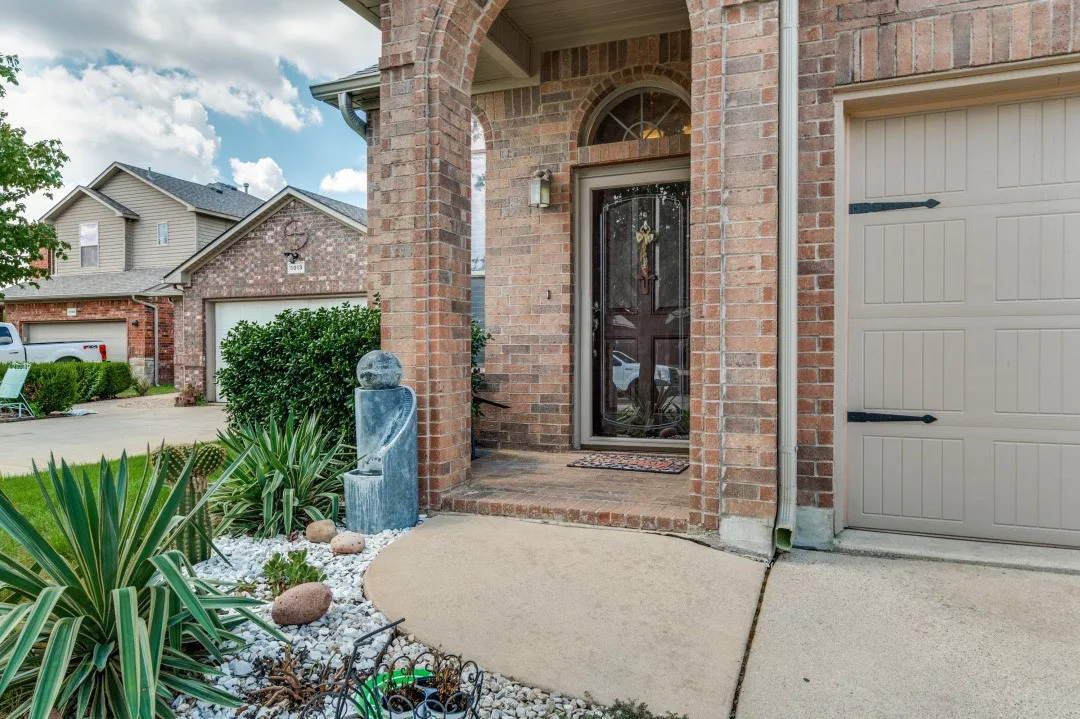 Single Family Residence For Sale in Tarrant County , 5017 Britton Ridge Lane, Fort Worth, Texas 76179, 4 Bedroom, 3 Bathroom, 2 Garage spaces, 2,462 Sqft, built in 2008, mls#21290094, Real Estate Agent in Fort Worth, Homes For Sale in Tarrant county, Homes For Sale in Fort Worth, Realtor in Fort Worth Texas, Real Estate Brokerage Independent Realty Texas, Luminita Cordes Realtor