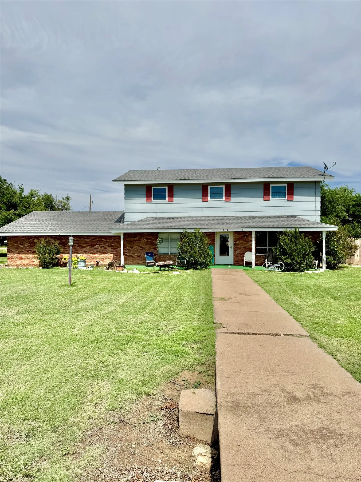 Single Family Residence For Sale in Hardeman County , 705 Loop Road, Quanah, Texas 79252, 5 Bedrooms, 3 Bathrooms, 1 Garage spaces, 1,962 Sqft, built in 1962, Price $330,000, mls#21290059, Real Estate Agent in Quanah, Homes For Sale in Hardeman county, Homes For Sale in Quanah, Realtor in Quanah Texas, Real Estate Brokerage Independent Realty Texas, Luminita Cordes Realtor