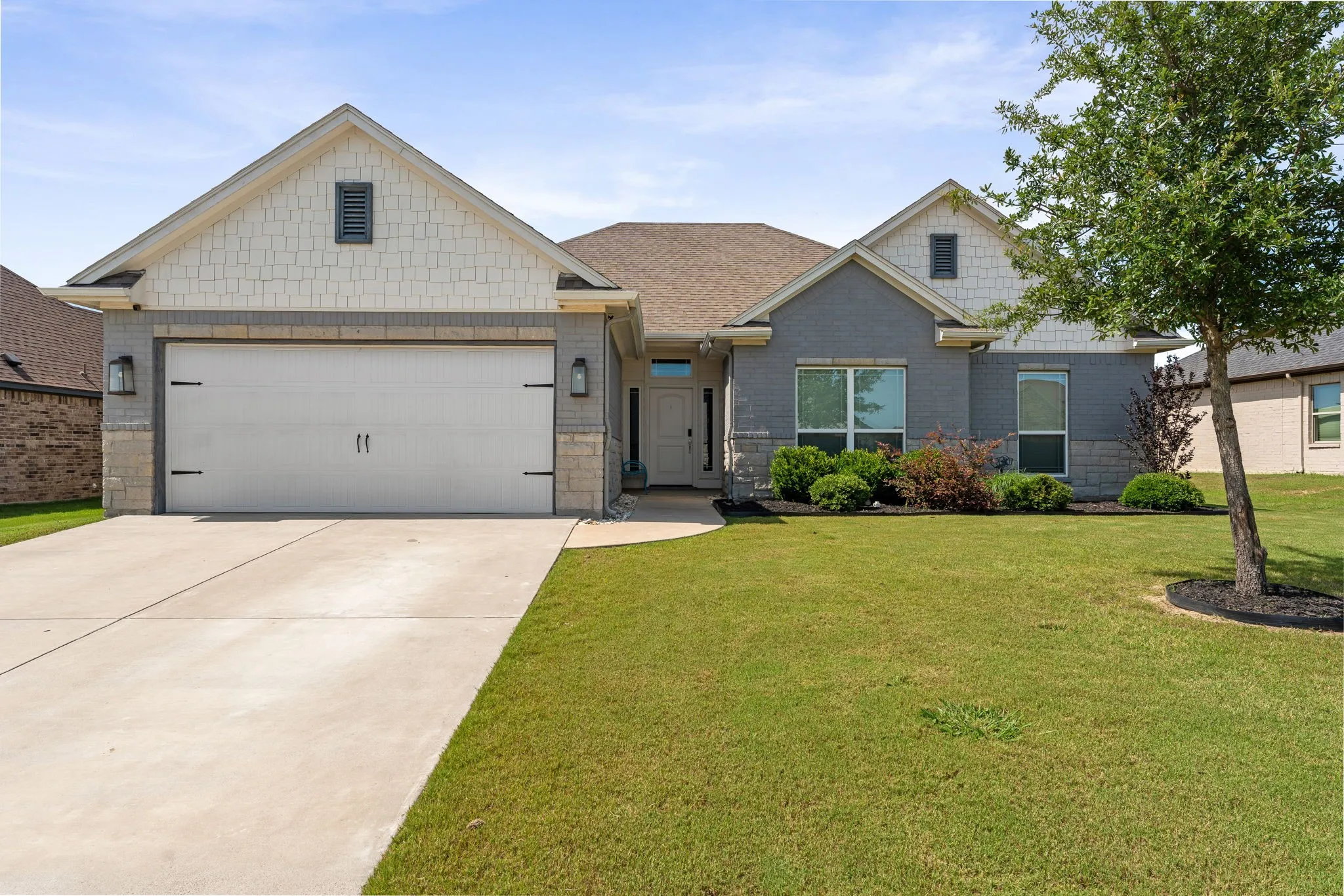 Single Family Residence For Sale in Johnson County , 219 Bayless Avenue, Godley, Texas 76044, 3 Bedroom, 2 Bathroom, 2 Garage spaces, 1,668 Sqft, built in 2018, mls#21288371, Real Estate Agent in Godley, Homes For Sale in Johnson county, Homes For Sale in Godley, Realtor in Godley Texas, Real Estate Brokerage Independent Realty Texas, Luminita Cordes Realtor
