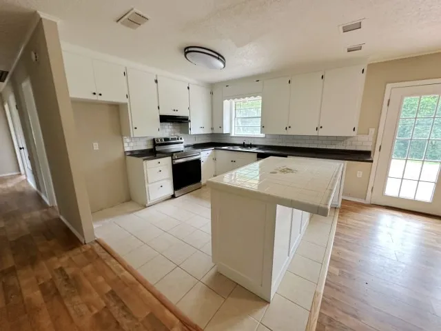 Single Family Residence For Sale in Upshur County , 300 Pine Street, Ore City, Texas 75683, 4 Bedroom, 2 Bathroom, Garage spaces, 2,726 Sqft, built in 1970, mls#21290031, Real Estate Agent in Ore City, Homes For Sale in Upshur county, Homes For Sale in Ore City, Realtor in Ore City Texas, Real Estate Brokerage Independent Realty Texas, Luminita Cordes Realtor