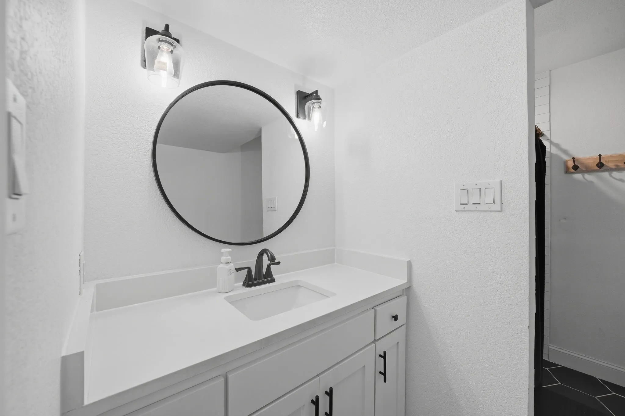Single Family Residence For Sale in Tarrant County , 8700 Eagleview Court, Fort Worth, Texas 76179, 4 Bedroom, 3 Bathroom, 2 Garage spaces, 2,858 Sqft, built in 1972, mls#21284159, Real Estate Agent in Fort Worth, Homes For Sale in Tarrant county, Homes For Sale in Fort Worth, Realtor in Fort Worth Texas, Real Estate Brokerage Independent Realty Texas, Luminita Cordes Realtor