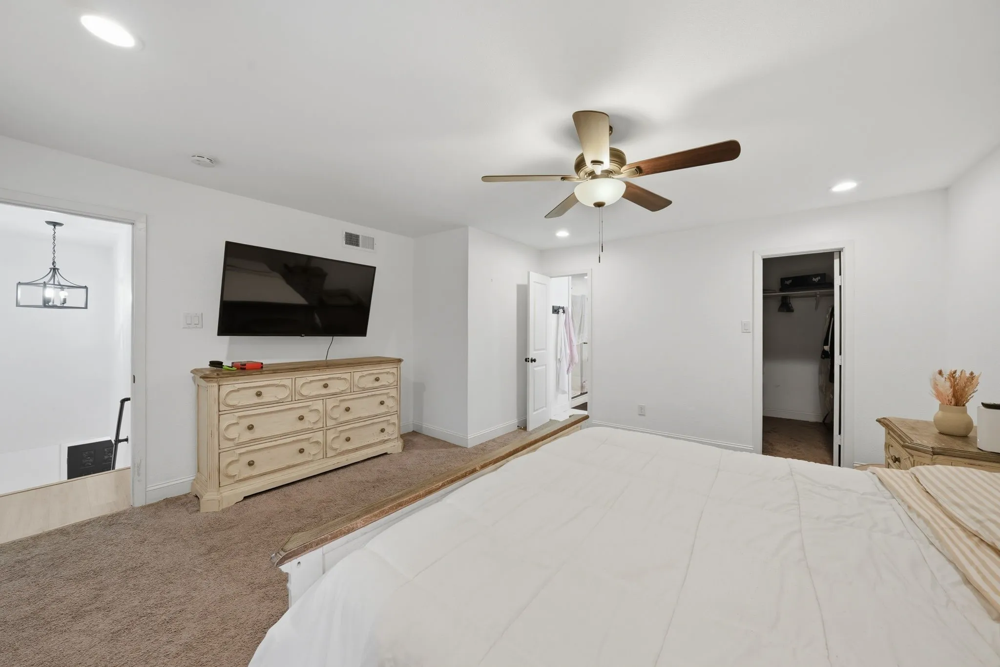 Single Family Residence For Sale in Tarrant County , 8700 Eagleview Court, Fort Worth, Texas 76179, 4 Bedroom, 3 Bathroom, 2 Garage spaces, 2,858 Sqft, built in 1972, mls#21284159, Real Estate Agent in Fort Worth, Homes For Sale in Tarrant county, Homes For Sale in Fort Worth, Realtor in Fort Worth Texas, Real Estate Brokerage Independent Realty Texas, Luminita Cordes Realtor