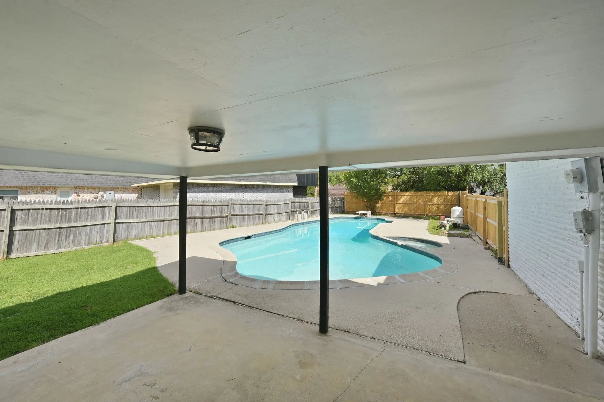 Single Family Residence For Sale in Tarrant County , 8700 Eagleview Court, Fort Worth, Texas 76179, 4 Bedroom, 3 Bathroom, 2 Garage spaces, 2,858 Sqft, built in 1972, mls#21284159, Real Estate Agent in Fort Worth, Homes For Sale in Tarrant county, Homes For Sale in Fort Worth, Realtor in Fort Worth Texas, Real Estate Brokerage Independent Realty Texas, Luminita Cordes Realtor