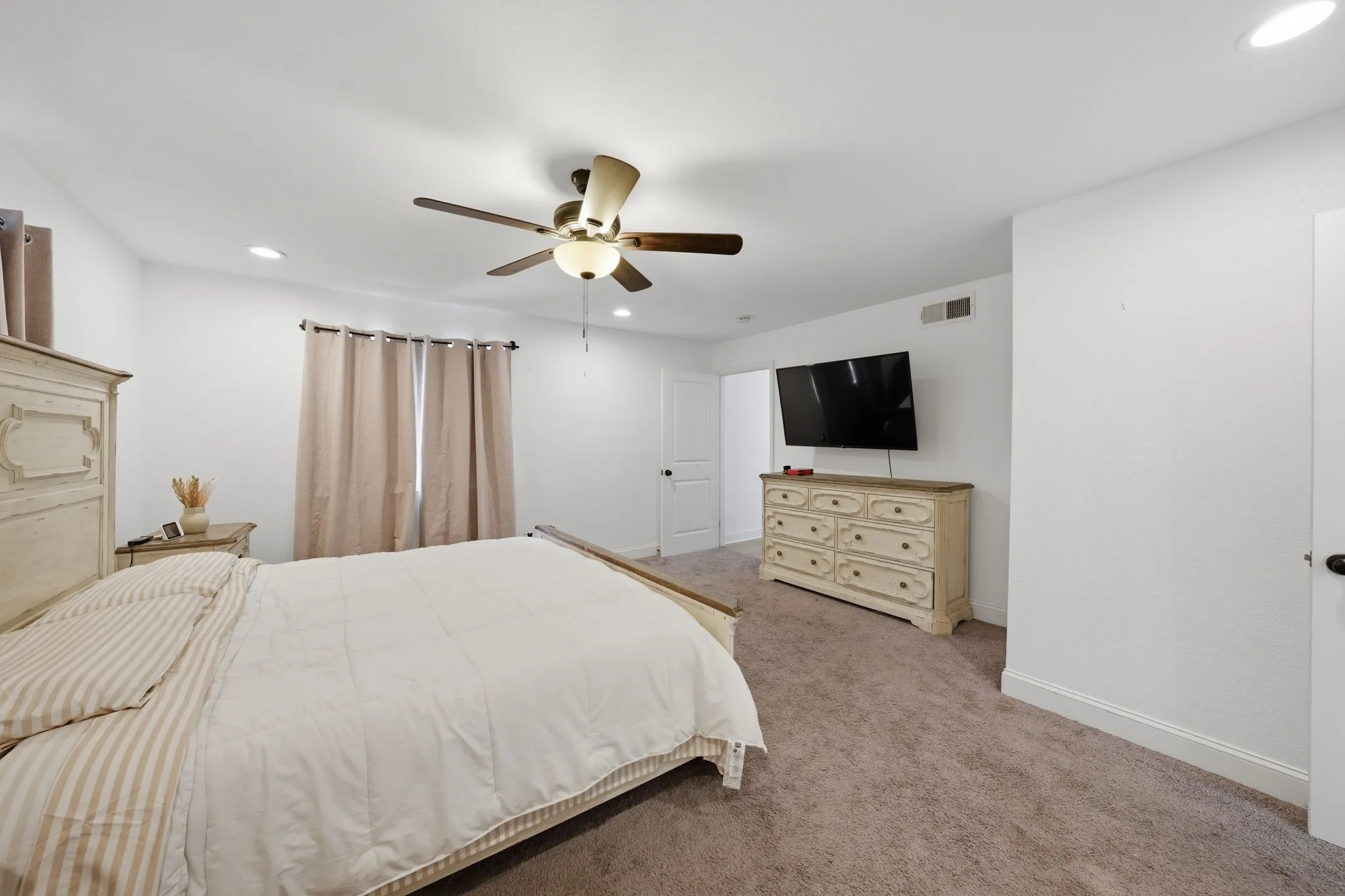 Single Family Residence For Sale in Tarrant County , 8700 Eagleview Court, Fort Worth, Texas 76179, 4 Bedroom, 3 Bathroom, 2 Garage spaces, 2,858 Sqft, built in 1972, mls#21284159, Real Estate Agent in Fort Worth, Homes For Sale in Tarrant county, Homes For Sale in Fort Worth, Realtor in Fort Worth Texas, Real Estate Brokerage Independent Realty Texas, Luminita Cordes Realtor