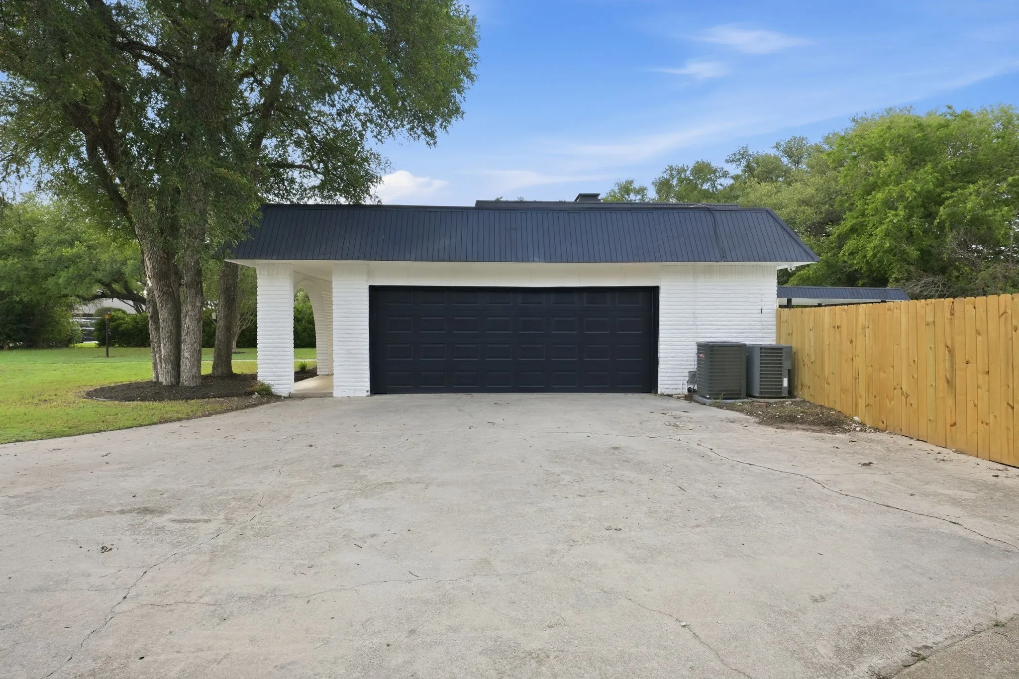 Single Family Residence For Sale in Tarrant County , 8700 Eagleview Court, Fort Worth, Texas 76179, 4 Bedroom, 3 Bathroom, 2 Garage spaces, 2,858 Sqft, built in 1972, mls#21284159, Real Estate Agent in Fort Worth, Homes For Sale in Tarrant county, Homes For Sale in Fort Worth, Realtor in Fort Worth Texas, Real Estate Brokerage Independent Realty Texas, Luminita Cordes Realtor