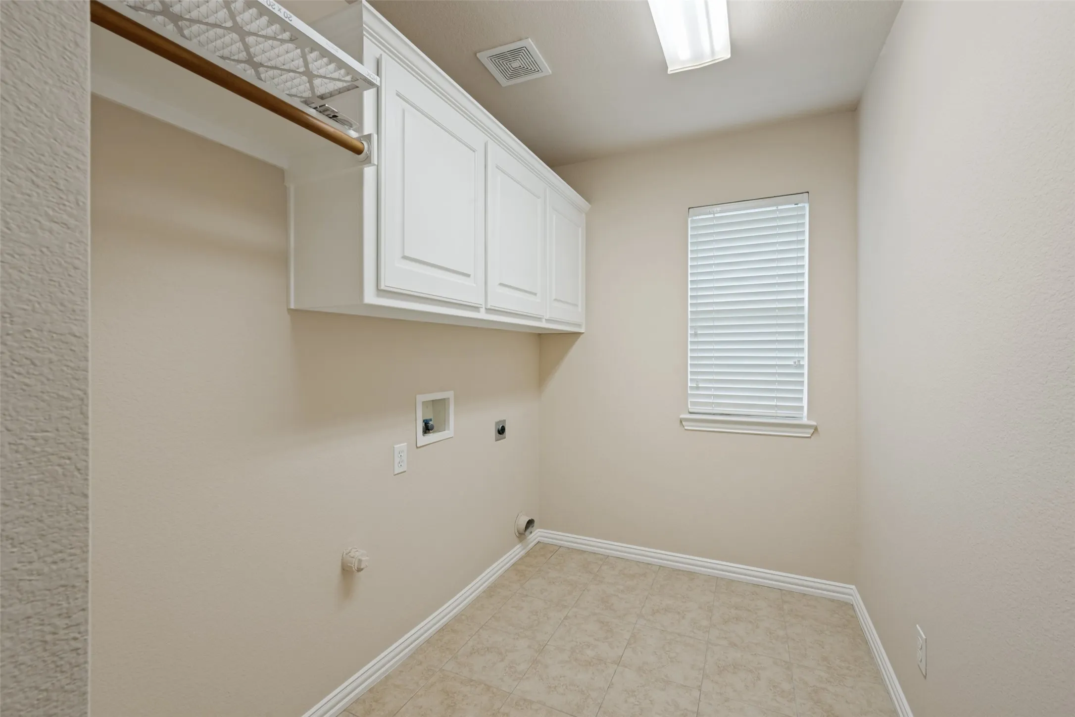 Single Family Residence For Sale in Tarrant County , 2308 Bear Run Road, Arlington, Texas 76001, 4 Bedroom, 2 Bathroom, 2 Garage spaces, 2,376 Sqft, built in 2002, mls#21288418, Real Estate Agent in Arlington, Homes For Sale in Tarrant county, Homes For Sale in Arlington, Realtor in Arlington Texas, Real Estate Brokerage Independent Realty Texas, Luminita Cordes Realtor