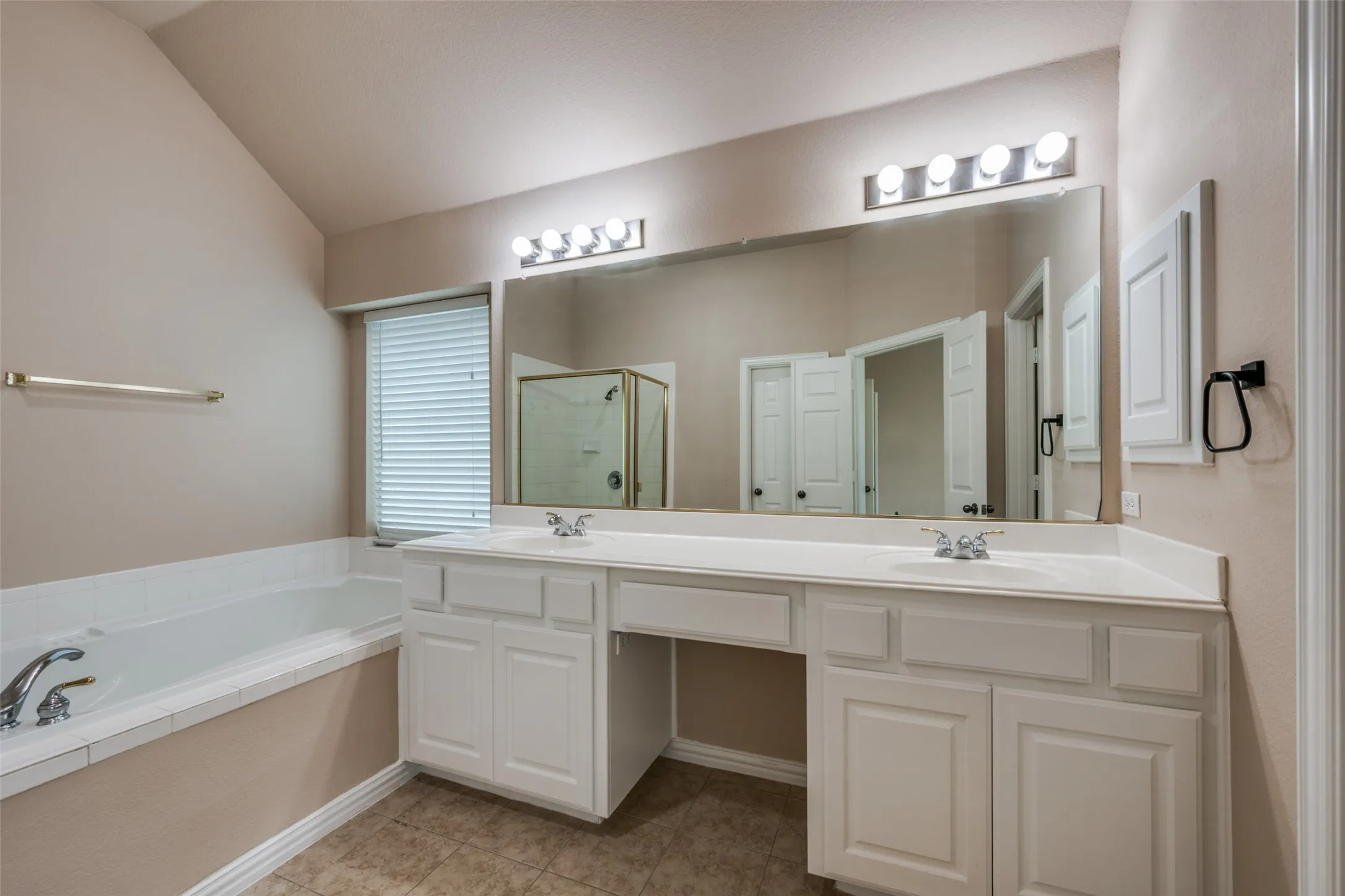 Single Family Residence For Sale in Tarrant County , 2308 Bear Run Road, Arlington, Texas 76001, 4 Bedroom, 2 Bathroom, 2 Garage spaces, 2,376 Sqft, built in 2002, mls#21288418, Real Estate Agent in Arlington, Homes For Sale in Tarrant county, Homes For Sale in Arlington, Realtor in Arlington Texas, Real Estate Brokerage Independent Realty Texas, Luminita Cordes Realtor