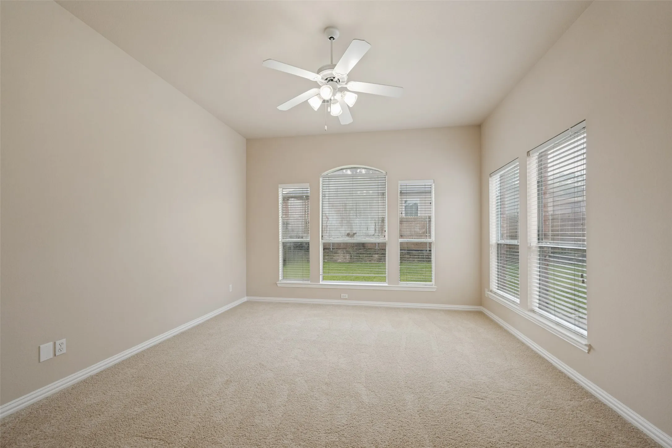 Single Family Residence For Sale in Tarrant County , 2308 Bear Run Road, Arlington, Texas 76001, 4 Bedroom, 2 Bathroom, 2 Garage spaces, 2,376 Sqft, built in 2002, mls#21288418, Real Estate Agent in Arlington, Homes For Sale in Tarrant county, Homes For Sale in Arlington, Realtor in Arlington Texas, Real Estate Brokerage Independent Realty Texas, Luminita Cordes Realtor