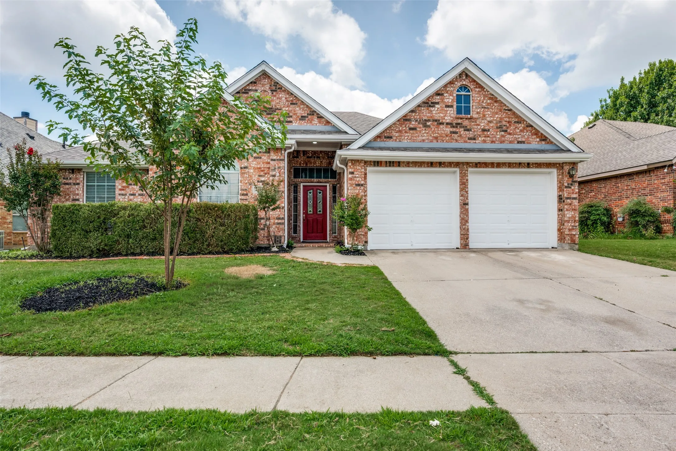 Single Family Residence For Sale in Tarrant County , 2308 Bear Run Road, Arlington, Texas 76001, 4 Bedroom, 2 Bathroom, 2 Garage spaces, 2,376 Sqft, built in 2002, mls#21288418, Real Estate Agent in Arlington, Homes For Sale in Tarrant county, Homes For Sale in Arlington, Realtor in Arlington Texas, Real Estate Brokerage Independent Realty Texas, Luminita Cordes Realtor