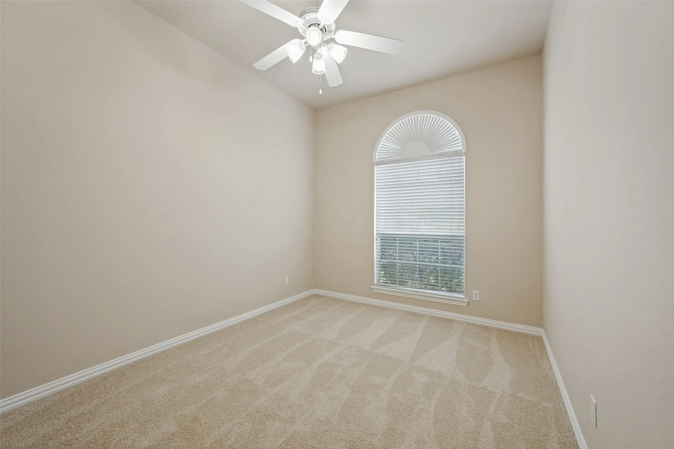 Single Family Residence For Sale in Tarrant County , 2308 Bear Run Road, Arlington, Texas 76001, 4 Bedroom, 2 Bathroom, 2 Garage spaces, 2,376 Sqft, built in 2002, mls#21288418, Real Estate Agent in Arlington, Homes For Sale in Tarrant county, Homes For Sale in Arlington, Realtor in Arlington Texas, Real Estate Brokerage Independent Realty Texas, Luminita Cordes Realtor