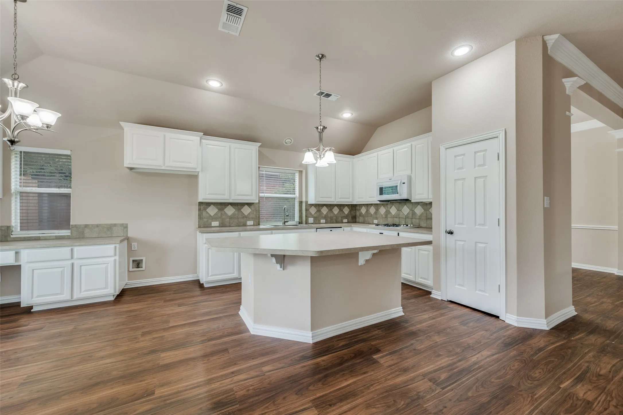 Single Family Residence For Sale in Tarrant County , 2308 Bear Run Road, Arlington, Texas 76001, 4 Bedroom, 2 Bathroom, 2 Garage spaces, 2,376 Sqft, built in 2002, mls#21288418, Real Estate Agent in Arlington, Homes For Sale in Tarrant county, Homes For Sale in Arlington, Realtor in Arlington Texas, Real Estate Brokerage Independent Realty Texas, Luminita Cordes Realtor