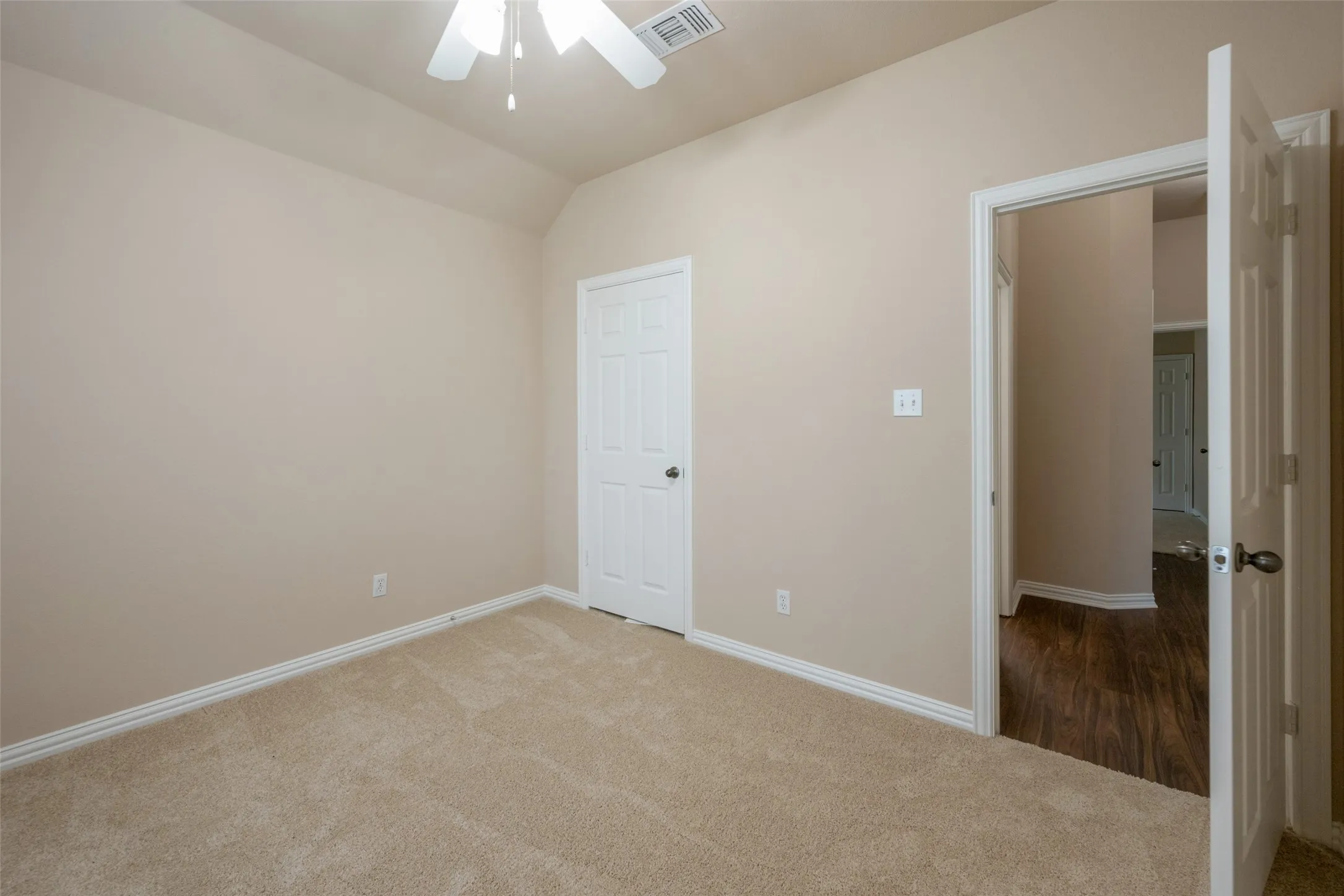 Single Family Residence For Sale in Tarrant County , 2308 Bear Run Road, Arlington, Texas 76001, 4 Bedroom, 2 Bathroom, 2 Garage spaces, 2,376 Sqft, built in 2002, mls#21288418, Real Estate Agent in Arlington, Homes For Sale in Tarrant county, Homes For Sale in Arlington, Realtor in Arlington Texas, Real Estate Brokerage Independent Realty Texas, Luminita Cordes Realtor