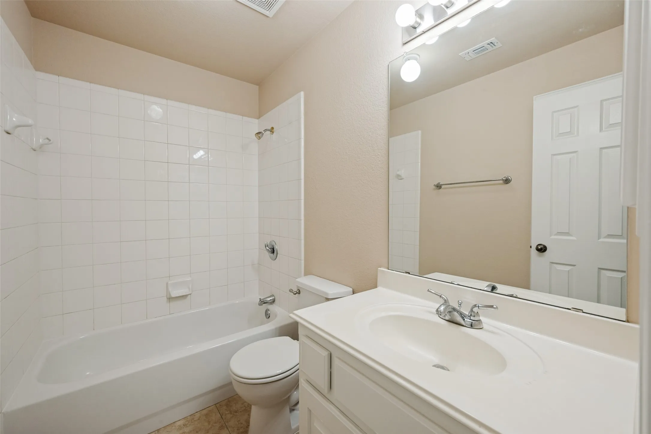 Single Family Residence For Sale in Tarrant County , 2308 Bear Run Road, Arlington, Texas 76001, 4 Bedroom, 2 Bathroom, 2 Garage spaces, 2,376 Sqft, built in 2002, mls#21288418, Real Estate Agent in Arlington, Homes For Sale in Tarrant county, Homes For Sale in Arlington, Realtor in Arlington Texas, Real Estate Brokerage Independent Realty Texas, Luminita Cordes Realtor