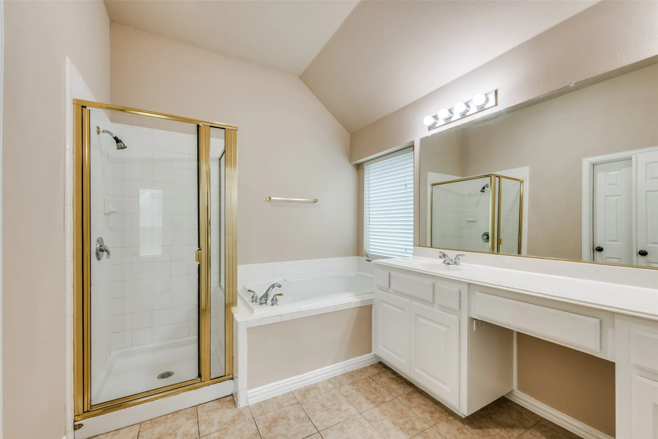 Single Family Residence For Sale in Tarrant County , 2308 Bear Run Road, Arlington, Texas 76001, 4 Bedroom, 2 Bathroom, 2 Garage spaces, 2,376 Sqft, built in 2002, mls#21288418, Real Estate Agent in Arlington, Homes For Sale in Tarrant county, Homes For Sale in Arlington, Realtor in Arlington Texas, Real Estate Brokerage Independent Realty Texas, Luminita Cordes Realtor