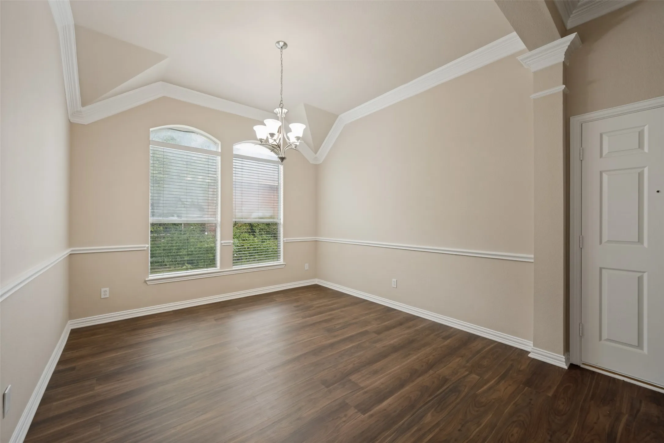 Single Family Residence For Sale in Tarrant County , 2308 Bear Run Road, Arlington, Texas 76001, 4 Bedroom, 2 Bathroom, 2 Garage spaces, 2,376 Sqft, built in 2002, mls#21288418, Real Estate Agent in Arlington, Homes For Sale in Tarrant county, Homes For Sale in Arlington, Realtor in Arlington Texas, Real Estate Brokerage Independent Realty Texas, Luminita Cordes Realtor
