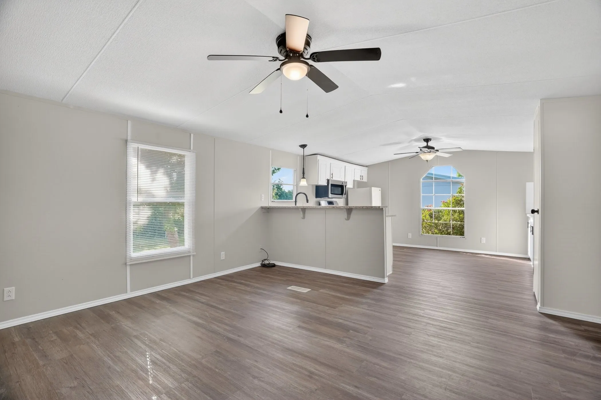 Mobile Home For Sale in Hood County , 7601 River Run, Granbury, Texas 76049, 2 Bedroom, 2 Bathroom, Garage spaces, 896 Sqft, built in 1995, mls#21276334, Real Estate Agent in Granbury, Homes For Sale in Hood county, Homes For Sale in Granbury, Realtor in Granbury Texas, Real Estate Brokerage Independent Realty Texas, Luminita Cordes Realtor