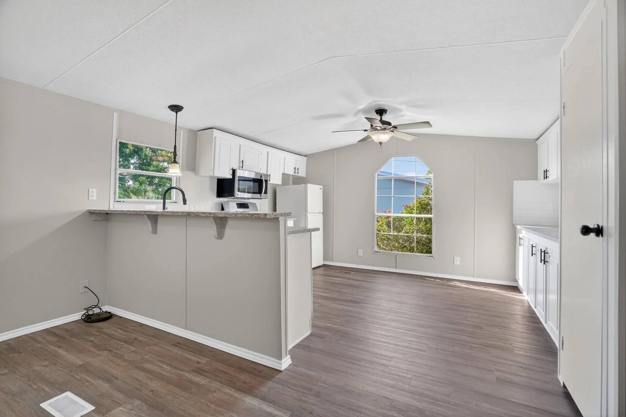 Mobile Home For Sale in Hood County , 7601 River Run, Granbury, Texas 76049, 2 Bedroom, 2 Bathroom, Garage spaces, 896 Sqft, built in 1995, mls#21276334, Real Estate Agent in Granbury, Homes For Sale in Hood county, Homes For Sale in Granbury, Realtor in Granbury Texas, Real Estate Brokerage Independent Realty Texas, Luminita Cordes Realtor