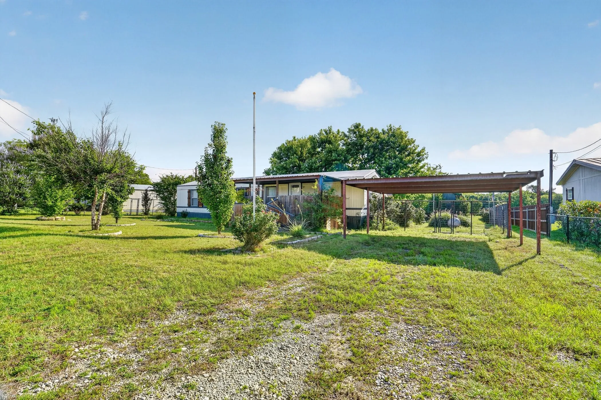 Mobile Home For Sale in Hood County , 7601 River Run, Granbury, Texas 76049, 2 Bedroom, 2 Bathroom, Garage spaces, 896 Sqft, built in 1995, mls#21276334, Real Estate Agent in Granbury, Homes For Sale in Hood county, Homes For Sale in Granbury, Realtor in Granbury Texas, Real Estate Brokerage Independent Realty Texas, Luminita Cordes Realtor