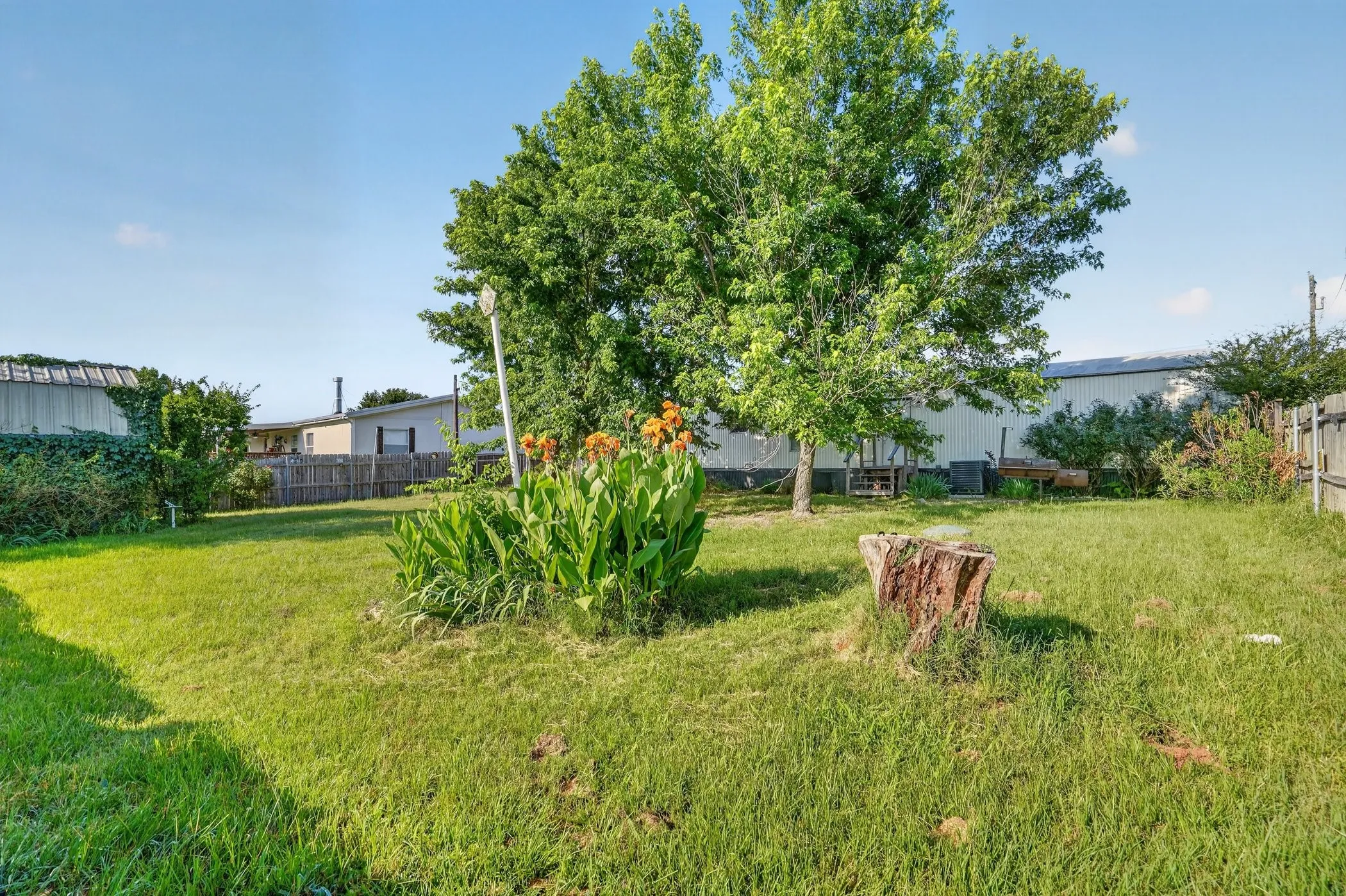 Mobile Home For Sale in Hood County , 7601 River Run, Granbury, Texas 76049, 2 Bedroom, 2 Bathroom, Garage spaces, 896 Sqft, built in 1995, mls#21276334, Real Estate Agent in Granbury, Homes For Sale in Hood county, Homes For Sale in Granbury, Realtor in Granbury Texas, Real Estate Brokerage Independent Realty Texas, Luminita Cordes Realtor