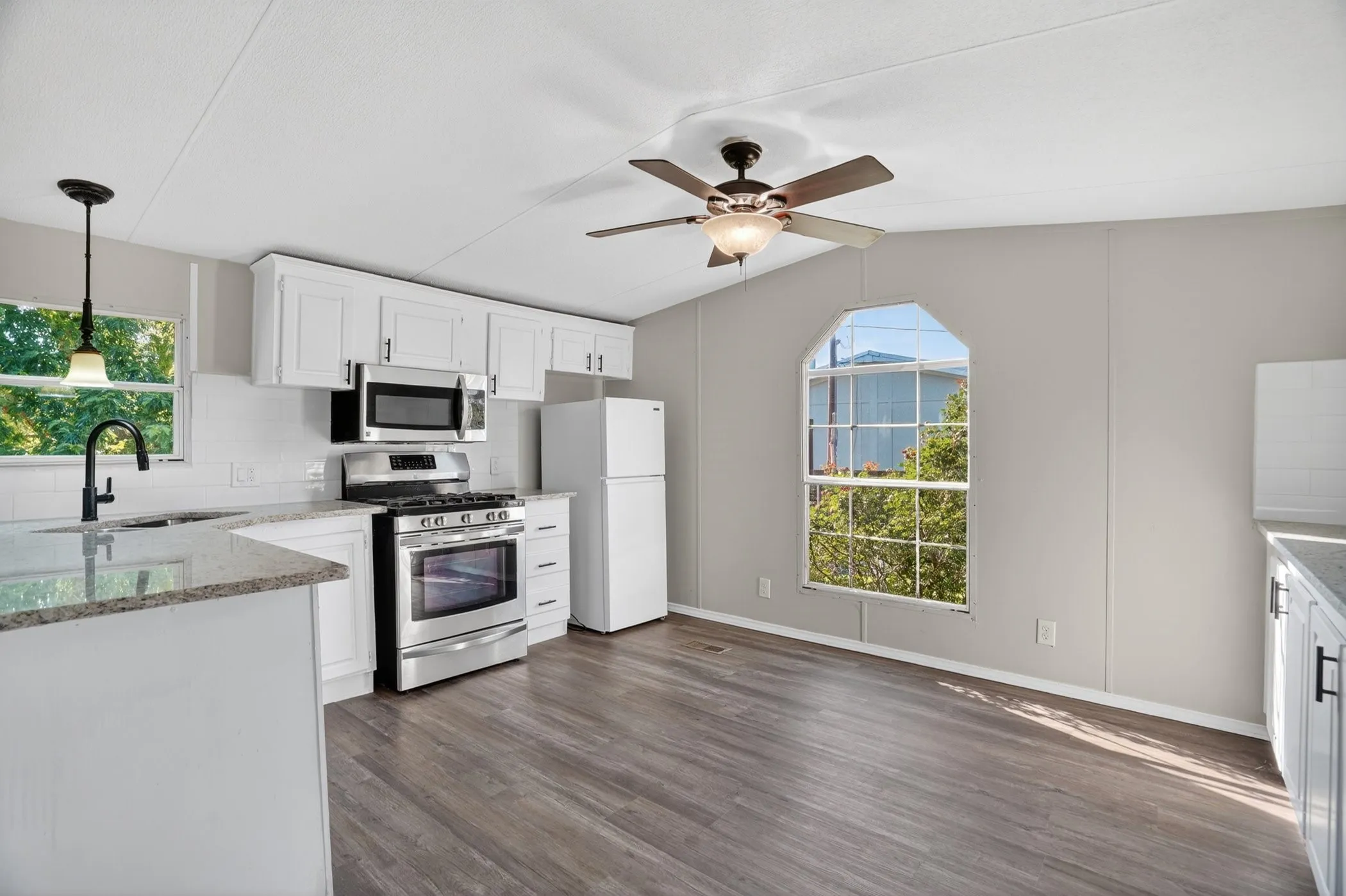 Mobile Home For Sale in Hood County , 7601 River Run, Granbury, Texas 76049, 2 Bedroom, 2 Bathroom, Garage spaces, 896 Sqft, built in 1995, mls#21276334, Real Estate Agent in Granbury, Homes For Sale in Hood county, Homes For Sale in Granbury, Realtor in Granbury Texas, Real Estate Brokerage Independent Realty Texas, Luminita Cordes Realtor