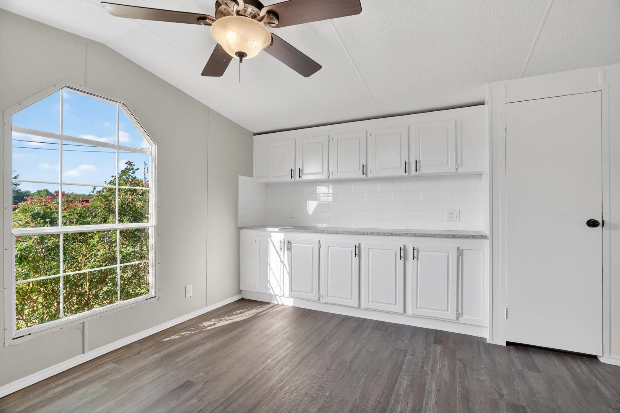 Mobile Home For Sale in Hood County , 7601 River Run, Granbury, Texas 76049, 2 Bedroom, 2 Bathroom, Garage spaces, 896 Sqft, built in 1995, mls#21276334, Real Estate Agent in Granbury, Homes For Sale in Hood county, Homes For Sale in Granbury, Realtor in Granbury Texas, Real Estate Brokerage Independent Realty Texas, Luminita Cordes Realtor