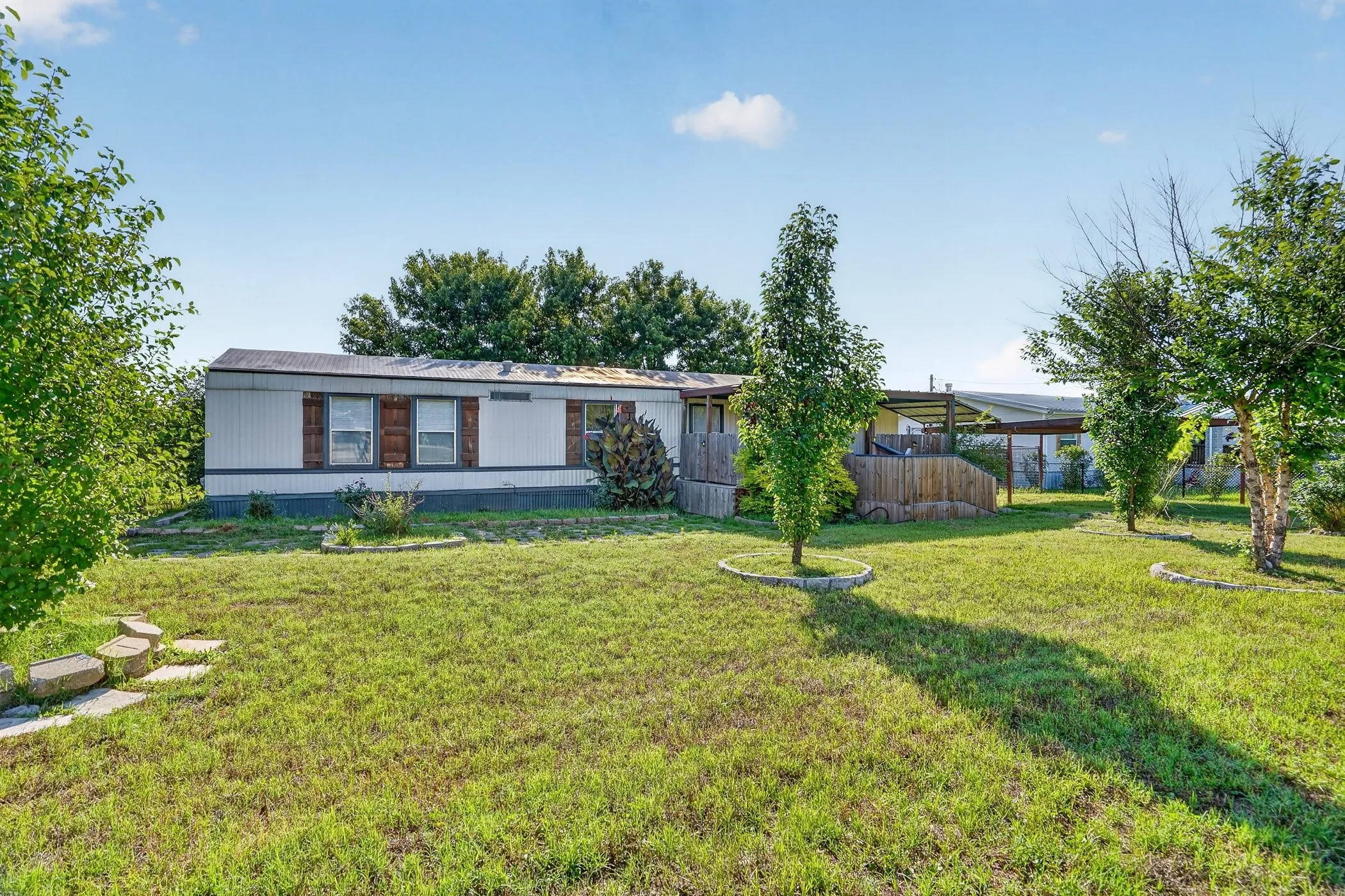 Mobile Home For Sale in Hood County , 7601 River Run, Granbury, Texas 76049, 2 Bedroom, 2 Bathroom, Garage spaces, 896 Sqft, built in 1995, mls#21276334, Real Estate Agent in Granbury, Homes For Sale in Hood county, Homes For Sale in Granbury, Realtor in Granbury Texas, Real Estate Brokerage Independent Realty Texas, Luminita Cordes Realtor