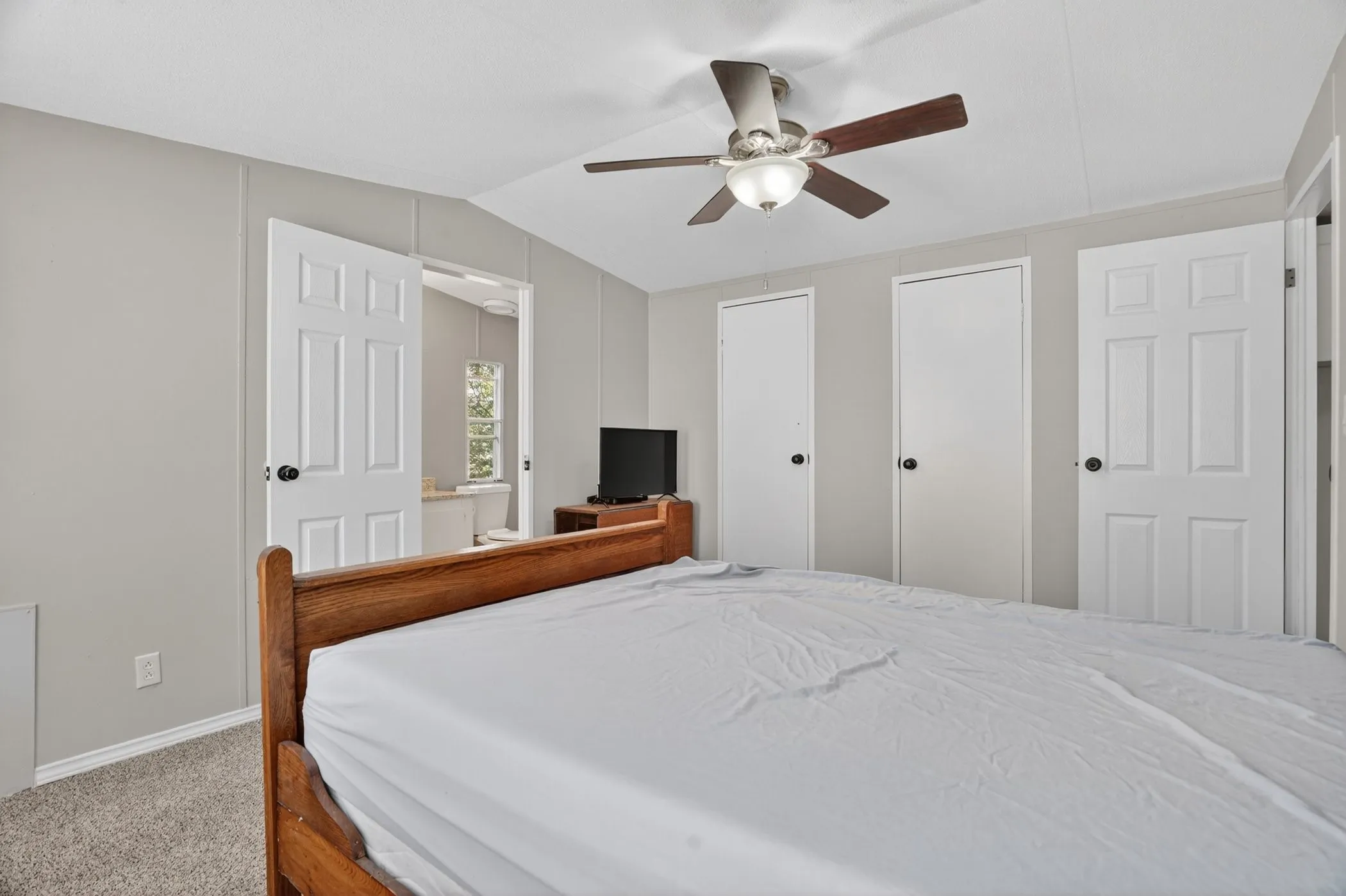 Mobile Home For Sale in Hood County , 7601 River Run, Granbury, Texas 76049, 2 Bedroom, 2 Bathroom, Garage spaces, 896 Sqft, built in 1995, mls#21276334, Real Estate Agent in Granbury, Homes For Sale in Hood county, Homes For Sale in Granbury, Realtor in Granbury Texas, Real Estate Brokerage Independent Realty Texas, Luminita Cordes Realtor