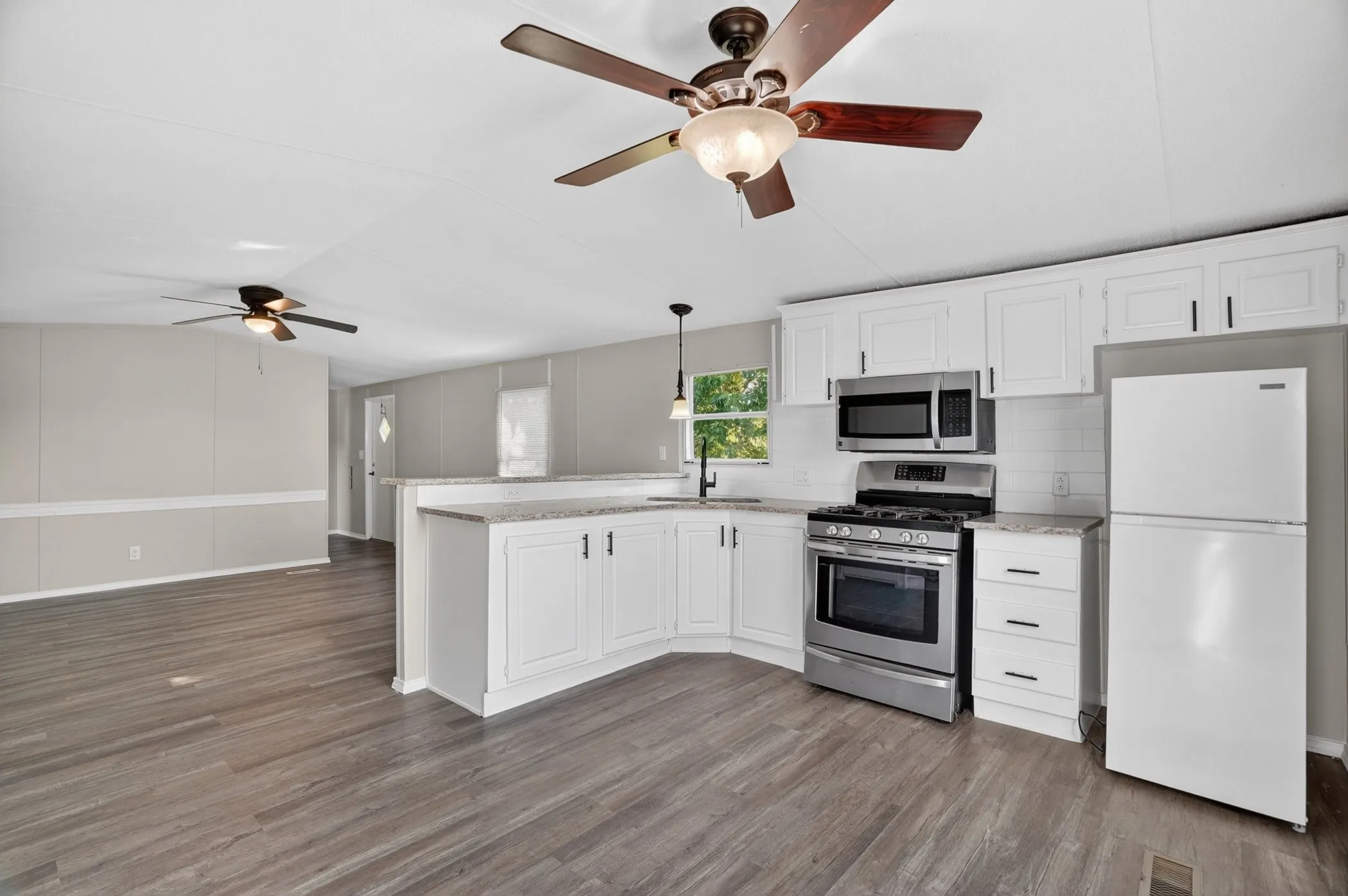 Mobile Home For Sale in Hood County , 7601 River Run, Granbury, Texas 76049, 2 Bedroom, 2 Bathroom, Garage spaces, 896 Sqft, built in 1995, mls#21276334, Real Estate Agent in Granbury, Homes For Sale in Hood county, Homes For Sale in Granbury, Realtor in Granbury Texas, Real Estate Brokerage Independent Realty Texas, Luminita Cordes Realtor