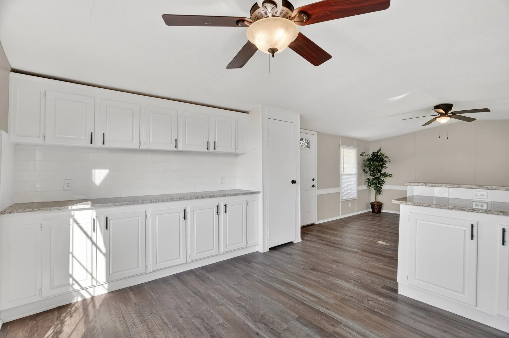 Mobile Home For Sale in Hood County , 7601 River Run, Granbury, Texas 76049, 2 Bedroom, 2 Bathroom, Garage spaces, 896 Sqft, built in 1995, mls#21276334, Real Estate Agent in Granbury, Homes For Sale in Hood county, Homes For Sale in Granbury, Realtor in Granbury Texas, Real Estate Brokerage Independent Realty Texas, Luminita Cordes Realtor